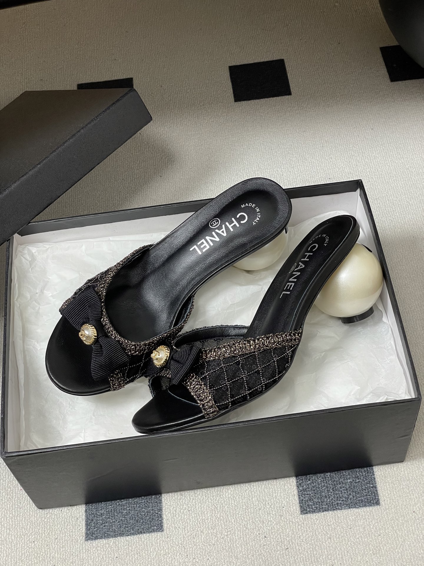 -Chanel 小香2026春夏走秀款双C巨型珍珠跟一字拖鞋经典双C钻面/珍珠蝴蝶结/山茶花高跟凉拖鞋将