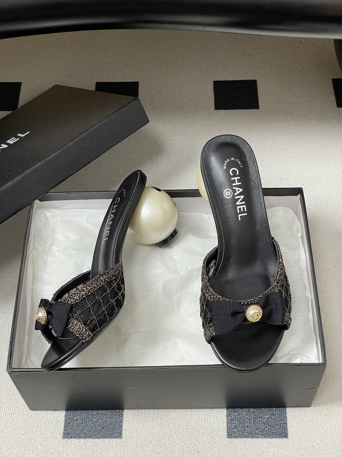 -Chanel 小香2026春夏走秀款双C巨型珍珠跟一字拖鞋经典双C钻面/珍珠蝴蝶结/山茶花高跟凉拖鞋将