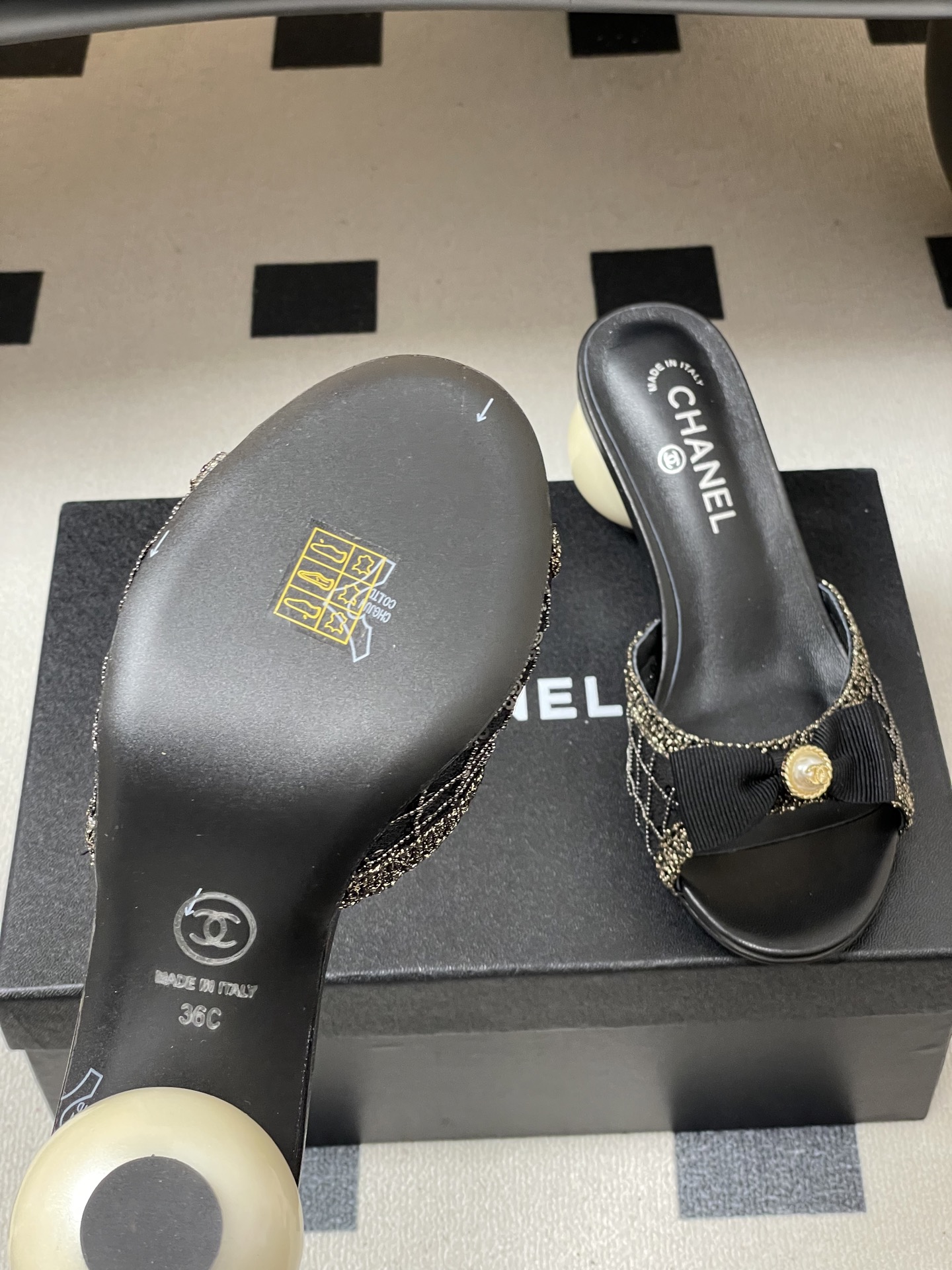 -Chanel 小香2026春夏走秀款双C巨型珍珠跟一字拖鞋经典双C钻面/珍珠蝴蝶结/山茶花高跟凉拖鞋将