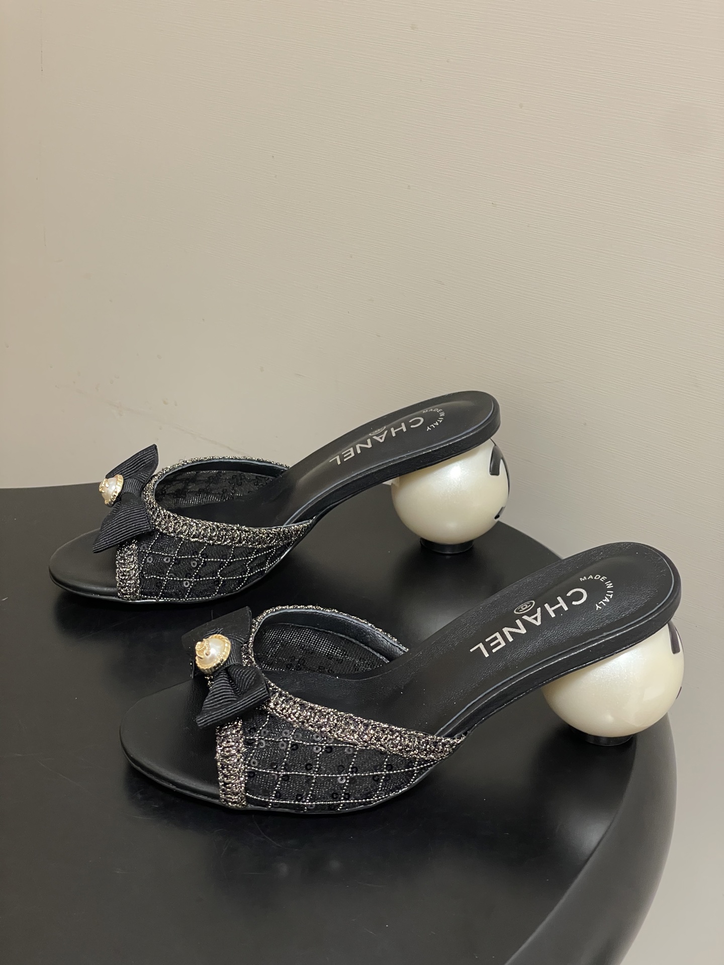 -Chanel 小香2026春夏走秀款双C巨型珍珠跟一字拖鞋经典双C钻面/珍珠蝴蝶结/山茶花高跟凉拖鞋将