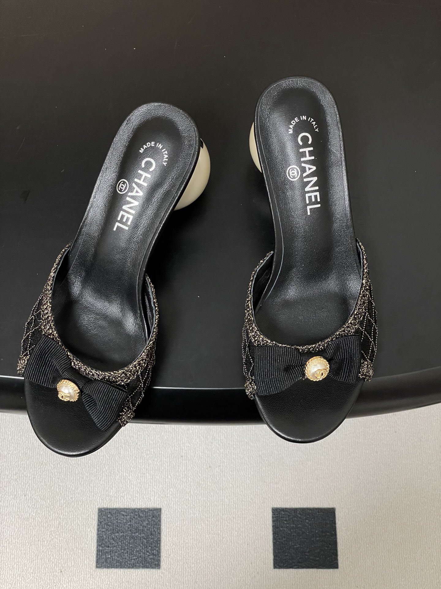 -Chanel 小香2026春夏走秀款双C巨型珍珠跟一字拖鞋经典双C钻面/珍珠蝴蝶结/山茶花高跟凉拖鞋将