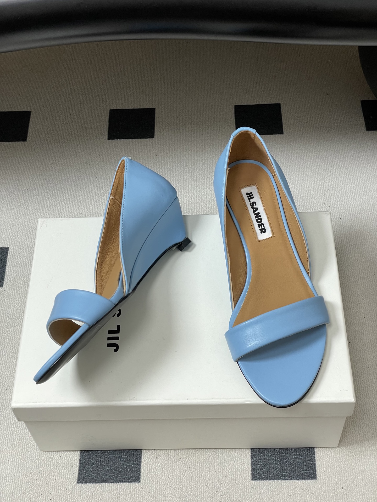 -JIL SANDER 吉尔桑达 26Fw春夏新款复古风小坡跟一字带露趾凉鞋极简一字带凉鞋｜清冷文艺的行