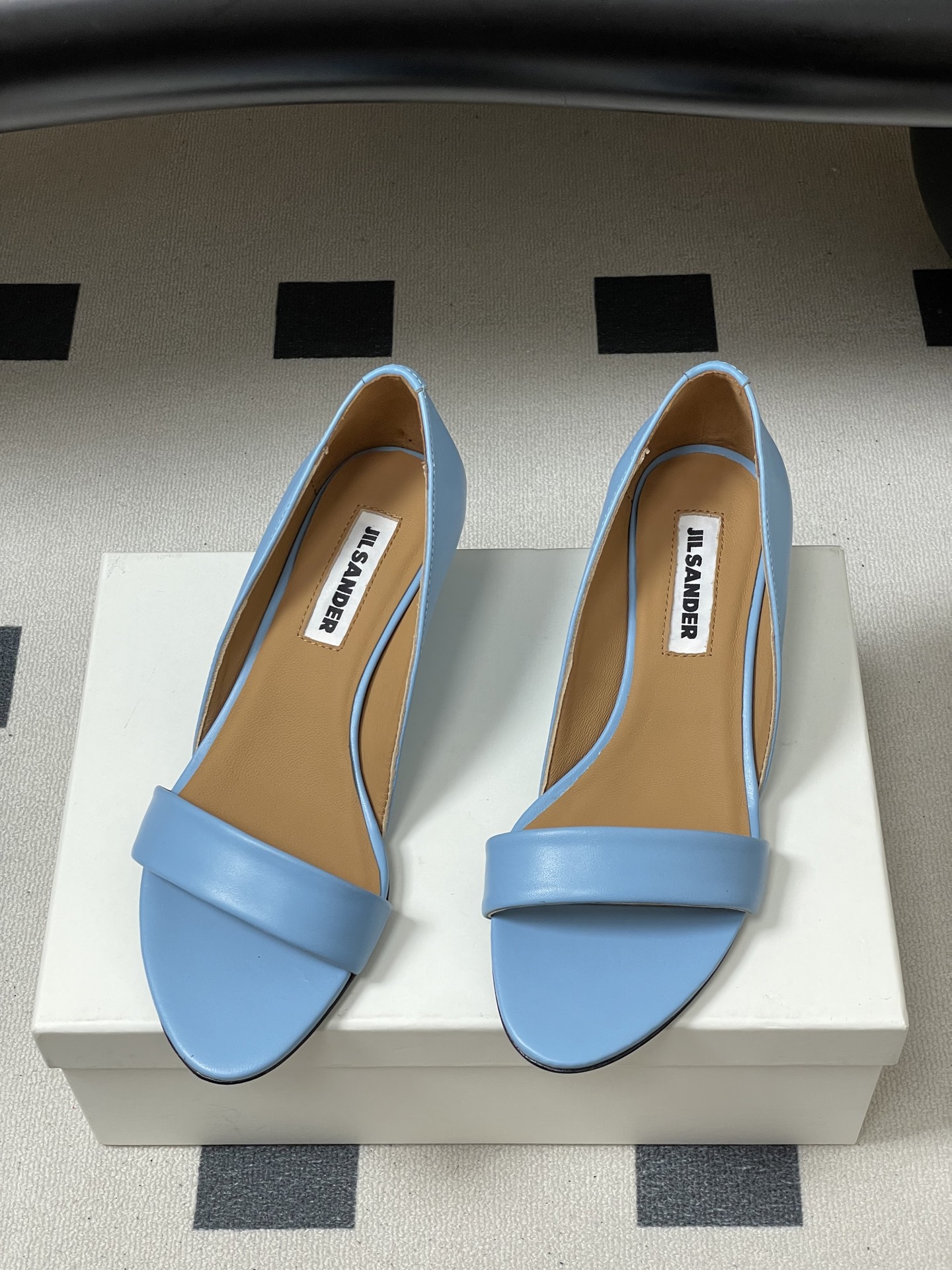 -JIL SANDER 吉尔桑达 26Fw春夏新款复古风小坡跟一字带露趾凉鞋极简一字带凉鞋｜清冷文艺的行