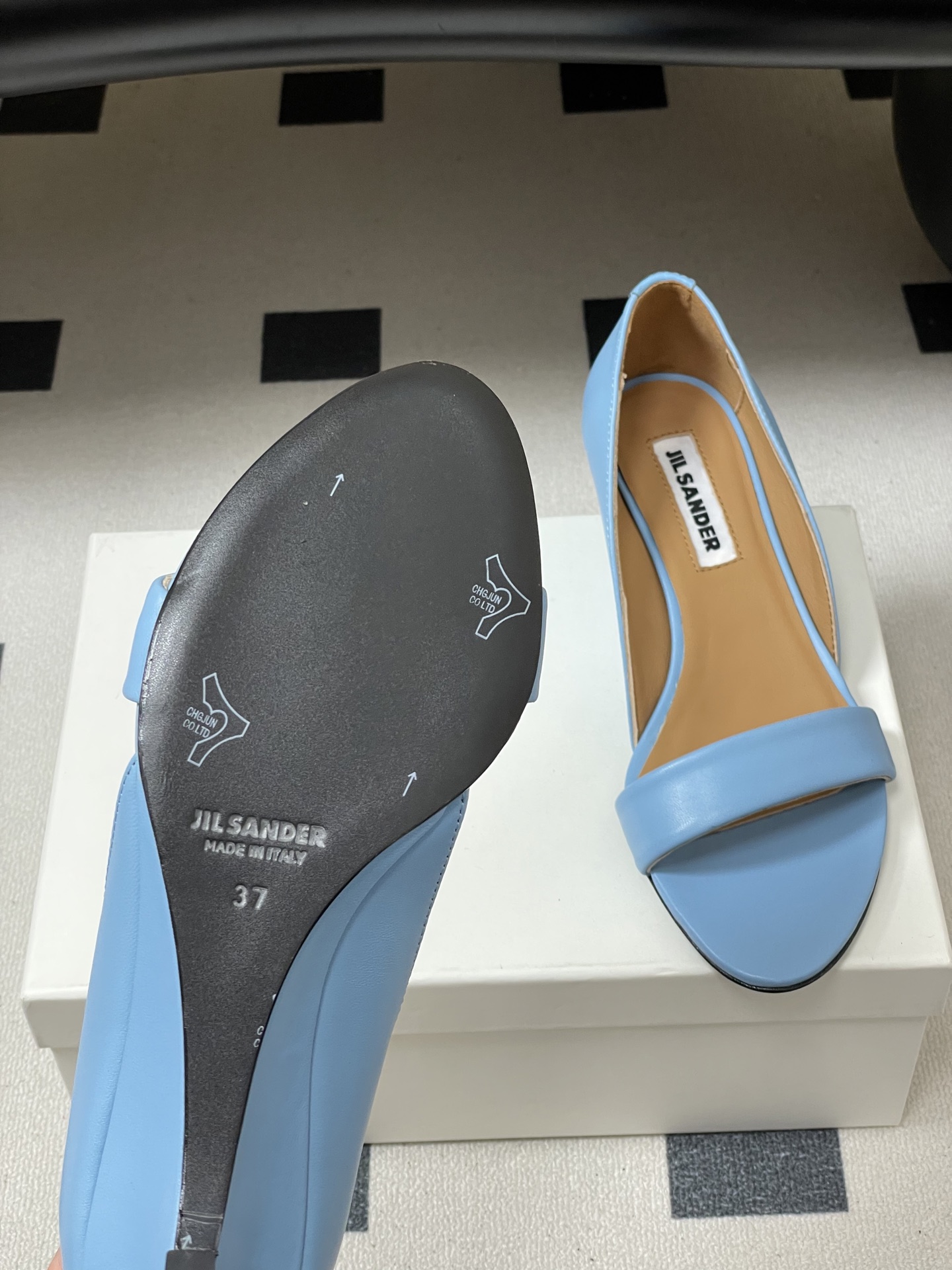 -JIL SANDER 吉尔桑达 26Fw春夏新款复古风小坡跟一字带露趾凉鞋极简一字带凉鞋｜清冷文艺的行