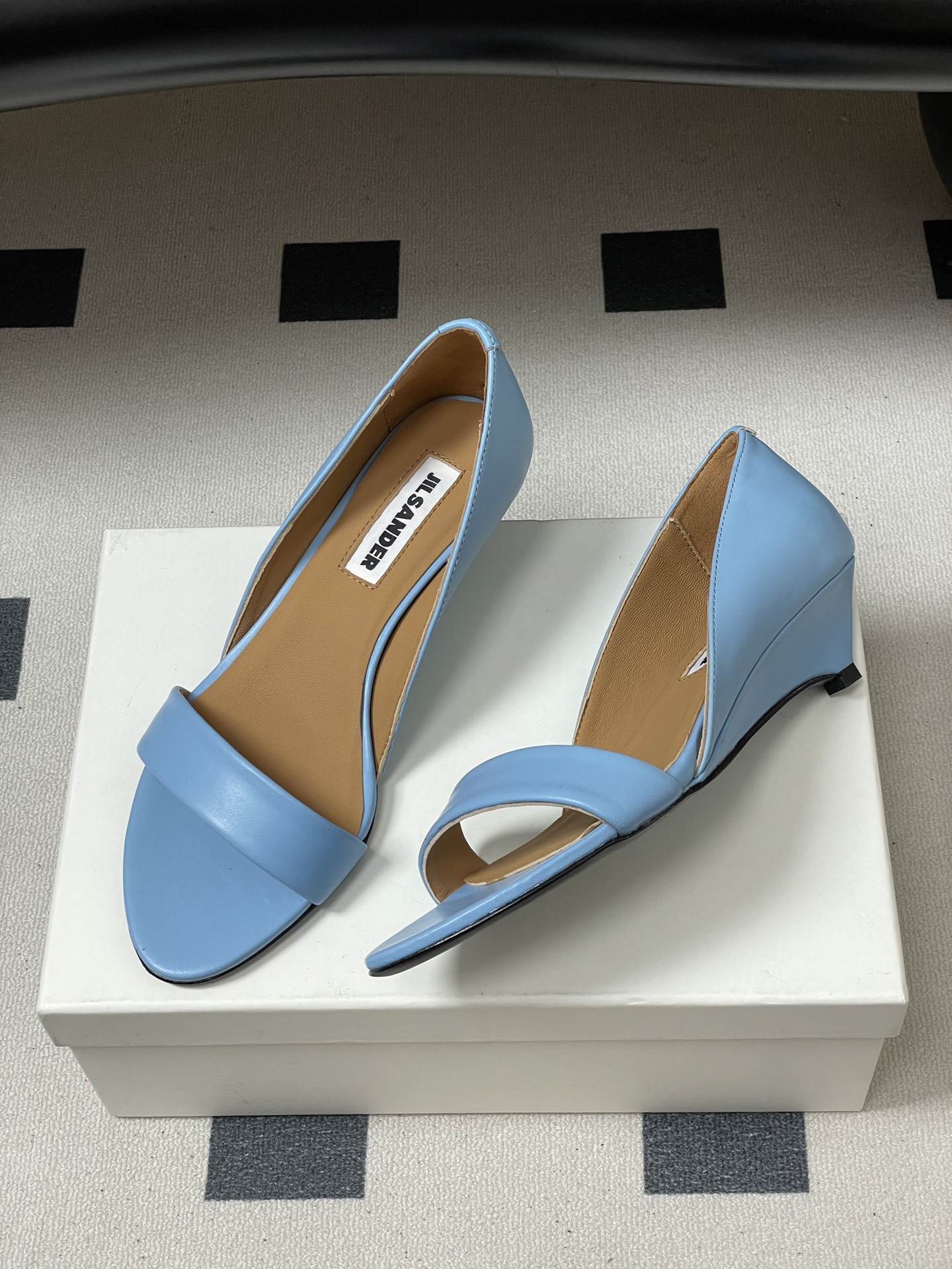 -JIL SANDER 吉尔桑达 26Fw春夏新款复古风小坡跟一字带露趾凉鞋极简一字带凉鞋｜清冷文艺的行