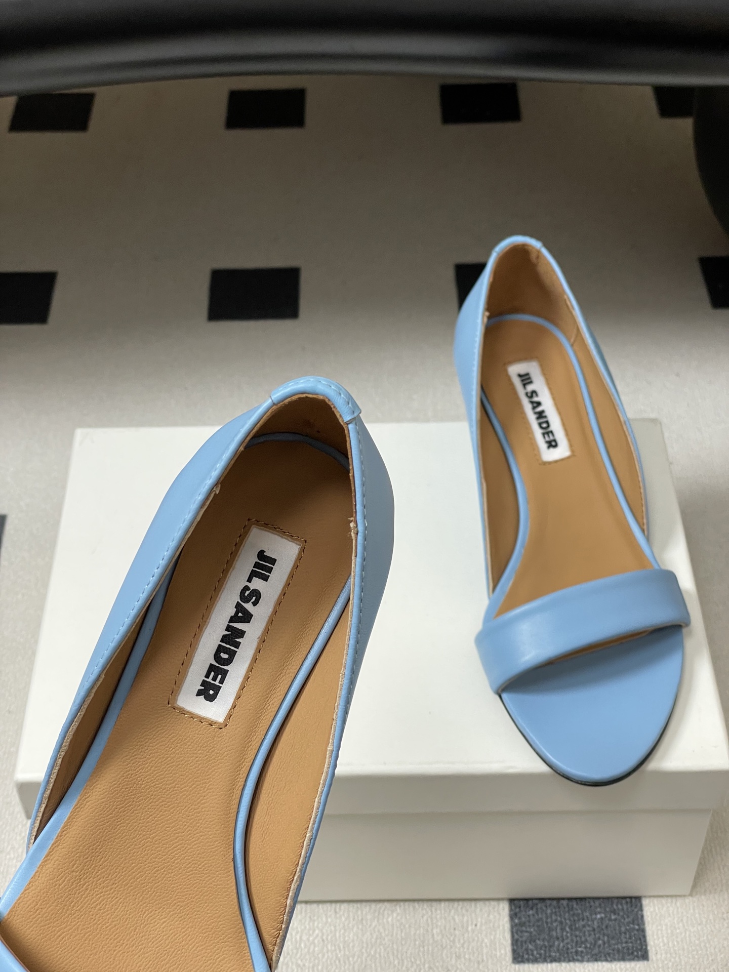 -JIL SANDER 吉尔桑达 26Fw春夏新款复古风小坡跟一字带露趾凉鞋极简一字带凉鞋｜清冷文艺的行