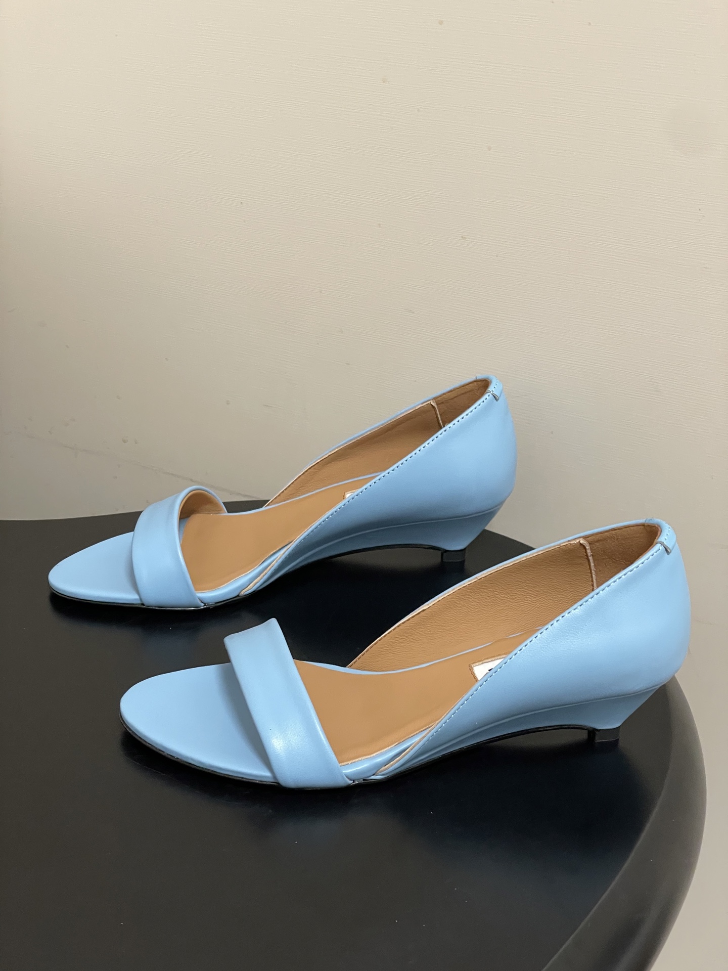 -JIL SANDER 吉尔桑达 26Fw春夏新款复古风小坡跟一字带露趾凉鞋极简一字带凉鞋｜清冷文艺的行