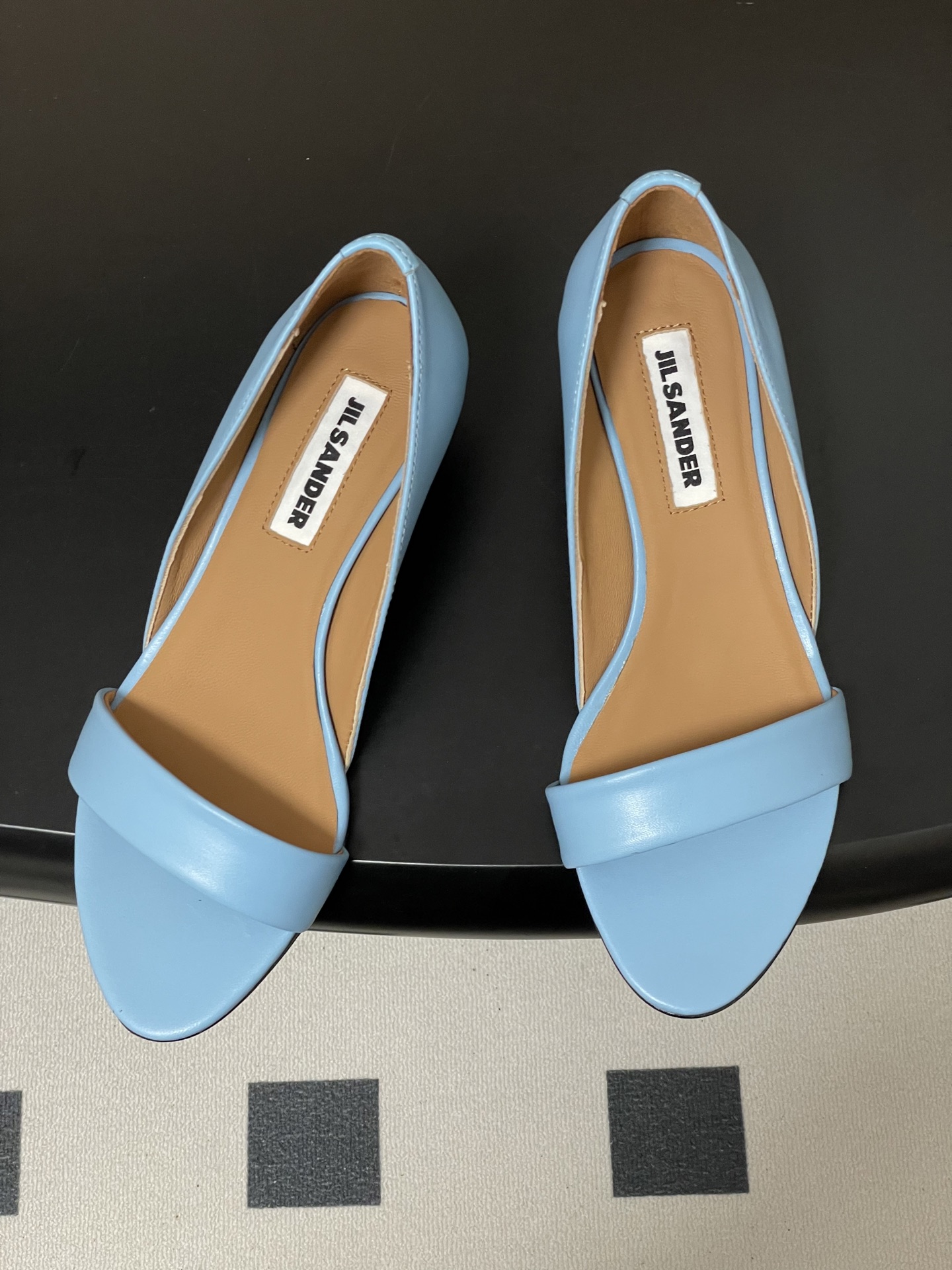 -JIL SANDER 吉尔桑达 26Fw春夏新款复古风小坡跟一字带露趾凉鞋极简一字带凉鞋｜清冷文艺的行