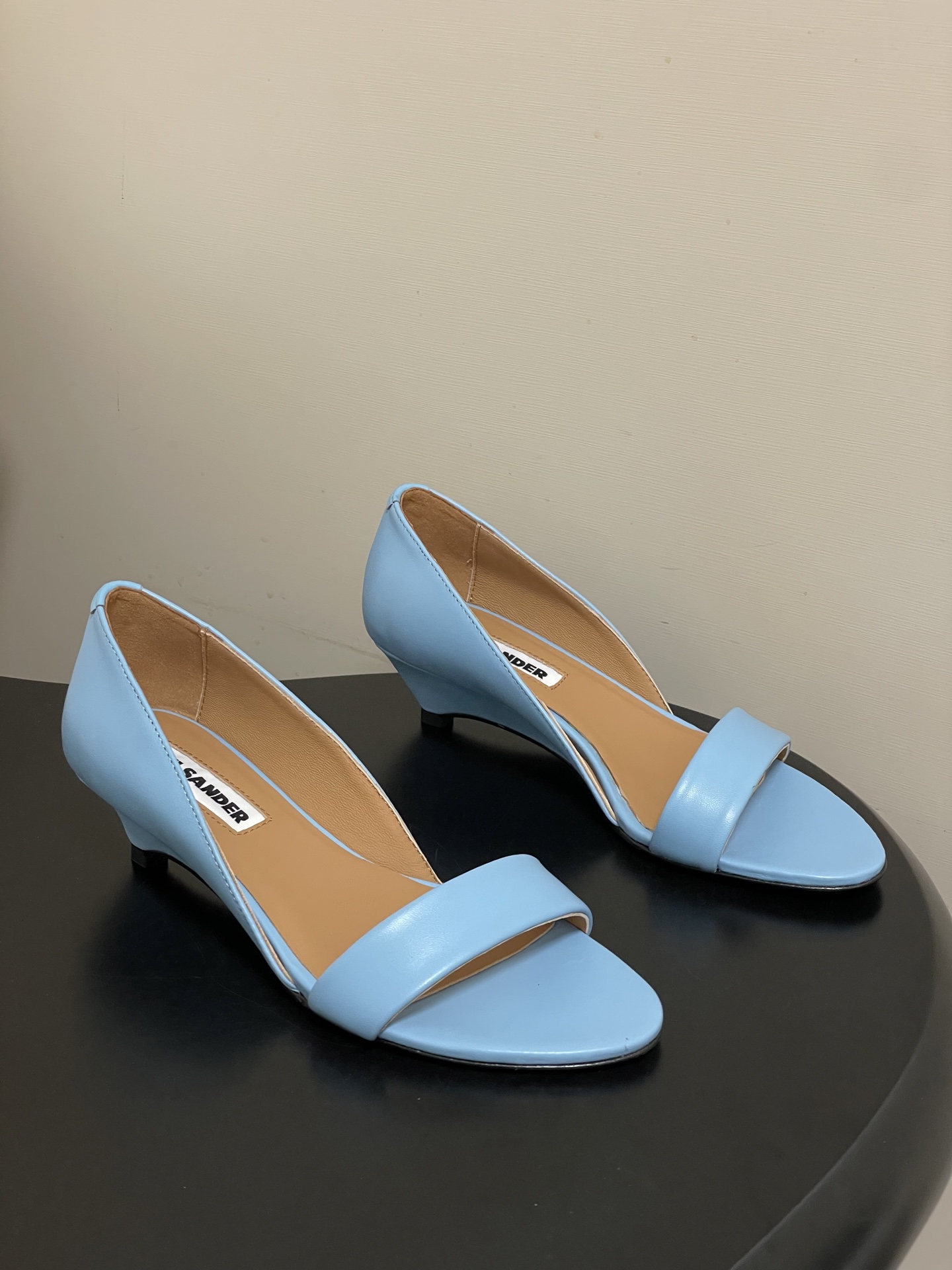 -JIL SANDER 吉尔桑达 26Fw春夏新款复古风小坡跟一字带露趾凉鞋极简一字带凉鞋｜清冷文艺的行