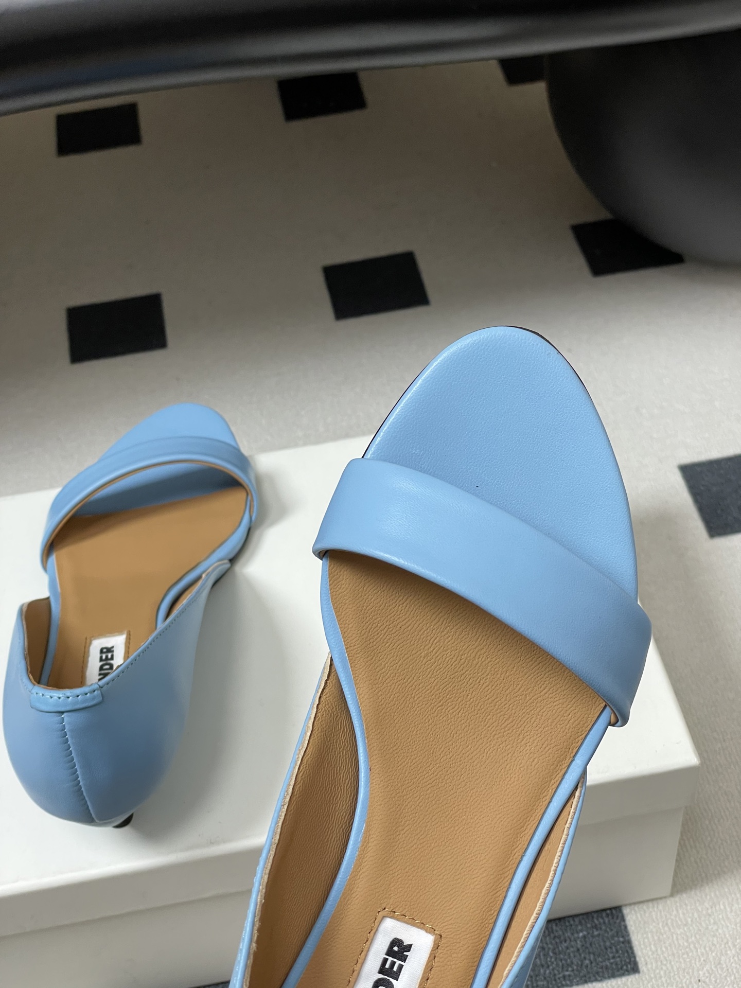 -JIL SANDER 吉尔桑达 26Fw春夏新款复古风小坡跟一字带露趾凉鞋极简一字带凉鞋｜清冷文艺的行