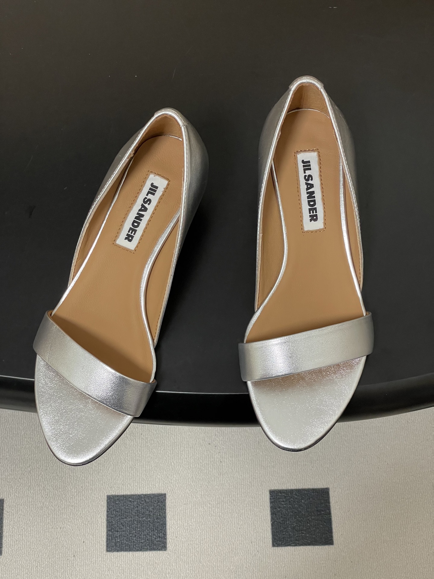 -JIL SANDER 吉尔桑达 26Fw春夏新款复古风小坡跟一字带露趾凉鞋极简一字带凉鞋｜清冷文艺的行