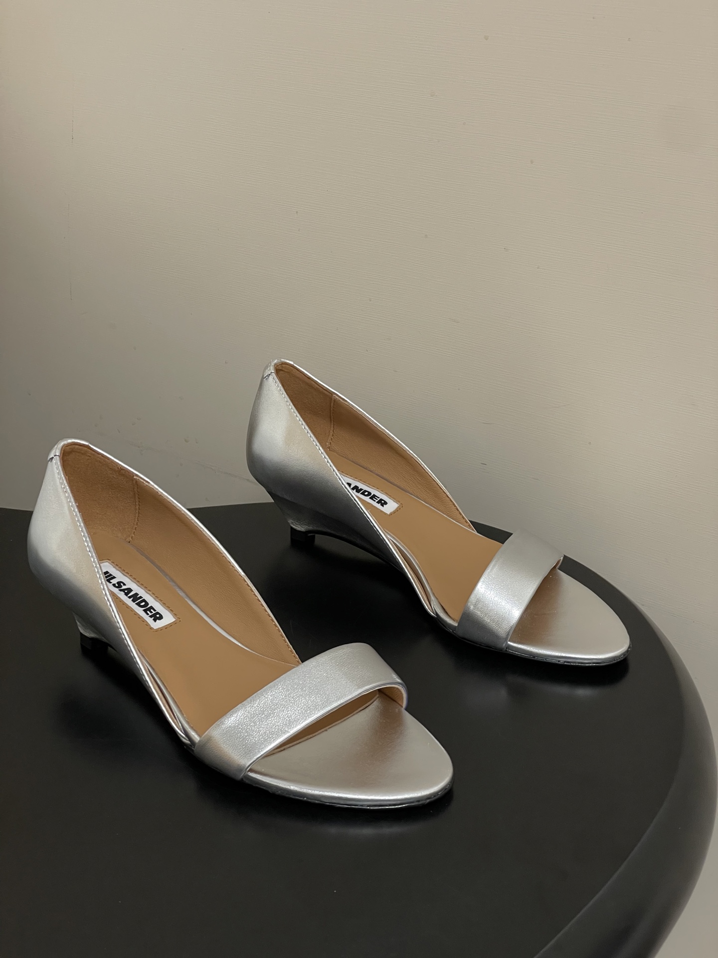 -JIL SANDER 吉尔桑达 26Fw春夏新款复古风小坡跟一字带露趾凉鞋极简一字带凉鞋｜清冷文艺的行