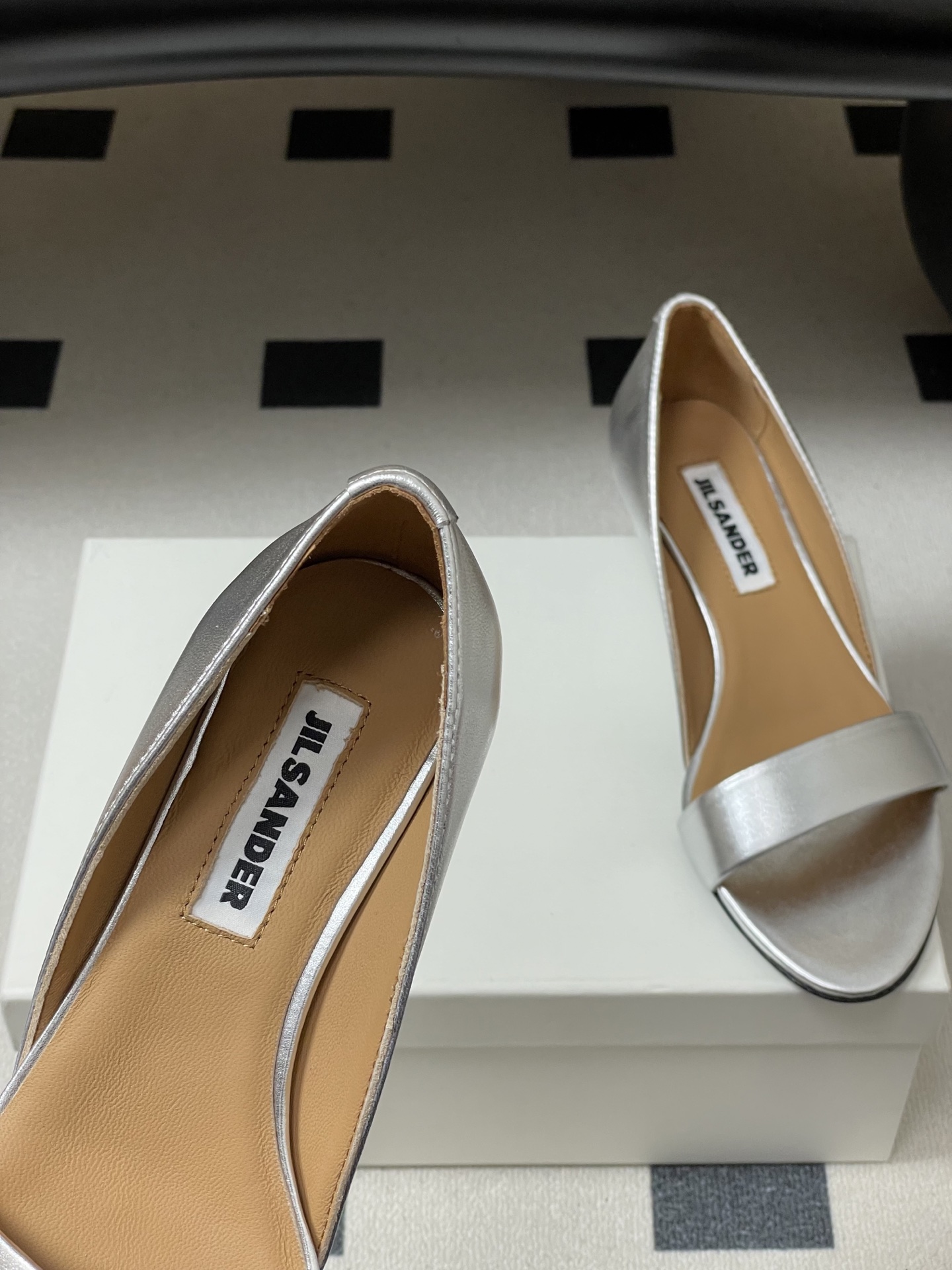 -JIL SANDER 吉尔桑达 26Fw春夏新款复古风小坡跟一字带露趾凉鞋极简一字带凉鞋｜清冷文艺的行