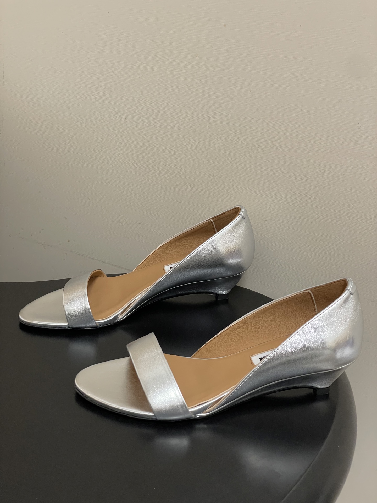 -JIL SANDER 吉尔桑达 26Fw春夏新款复古风小坡跟一字带露趾凉鞋极简一字带凉鞋｜清冷文艺的行