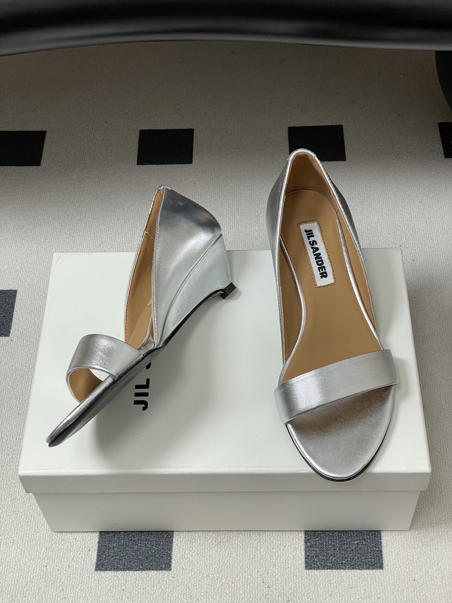 -JIL SANDER 吉尔桑达 26Fw春夏新款复古风小坡跟一字带露趾凉鞋极简一字带凉鞋｜清冷文艺的行