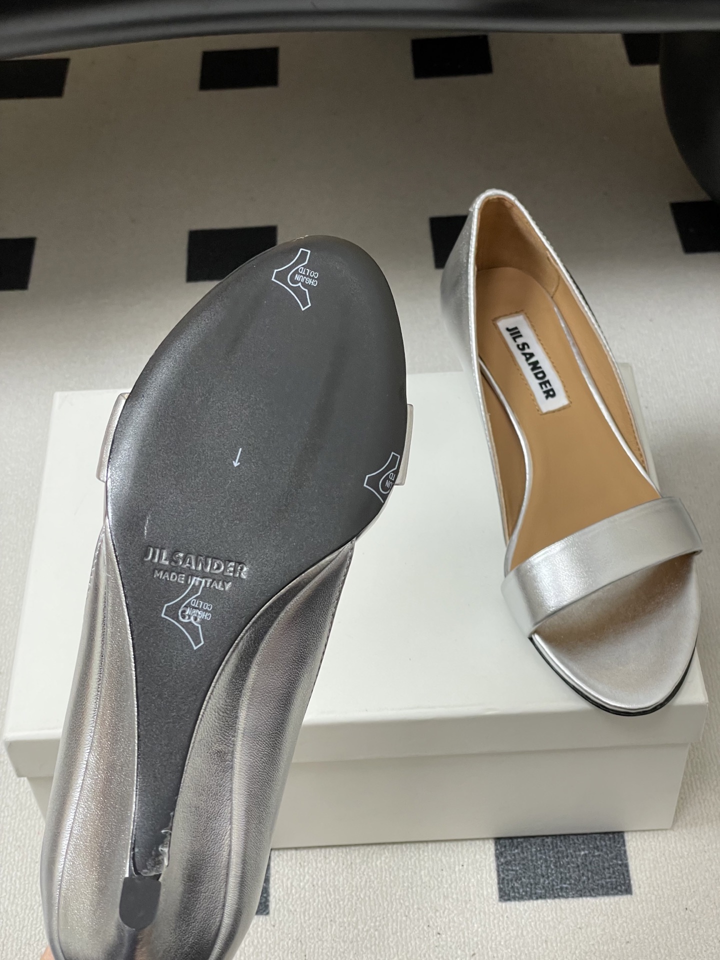 -JIL SANDER 吉尔桑达 26Fw春夏新款复古风小坡跟一字带露趾凉鞋极简一字带凉鞋｜清冷文艺的行