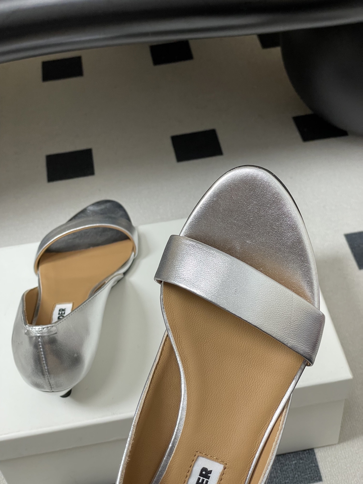 -JIL SANDER 吉尔桑达 26Fw春夏新款复古风小坡跟一字带露趾凉鞋极简一字带凉鞋｜清冷文艺的行