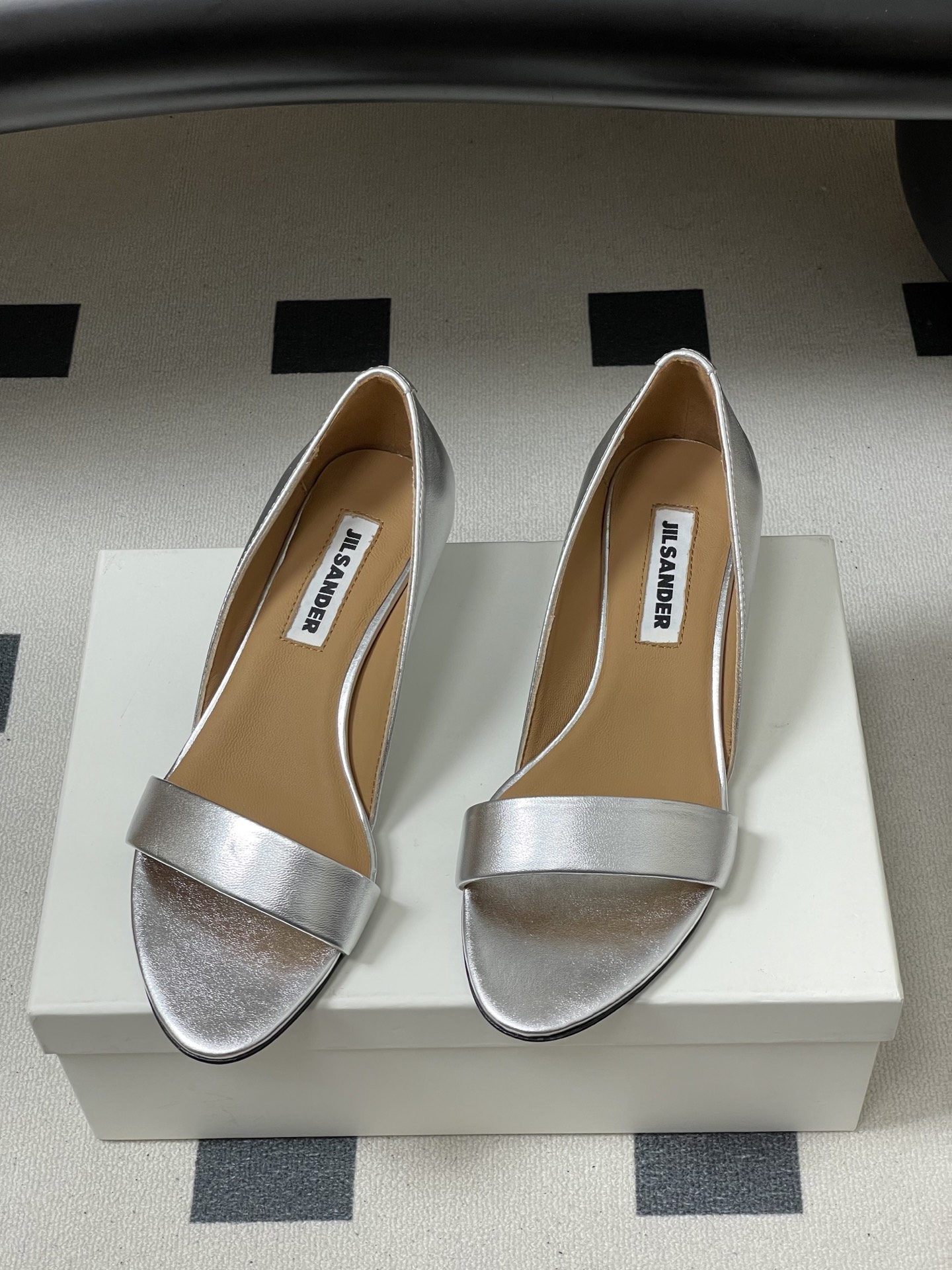 -JIL SANDER 吉尔桑达 26Fw春夏新款复古风小坡跟一字带露趾凉鞋极简一字带凉鞋｜清冷文艺的行