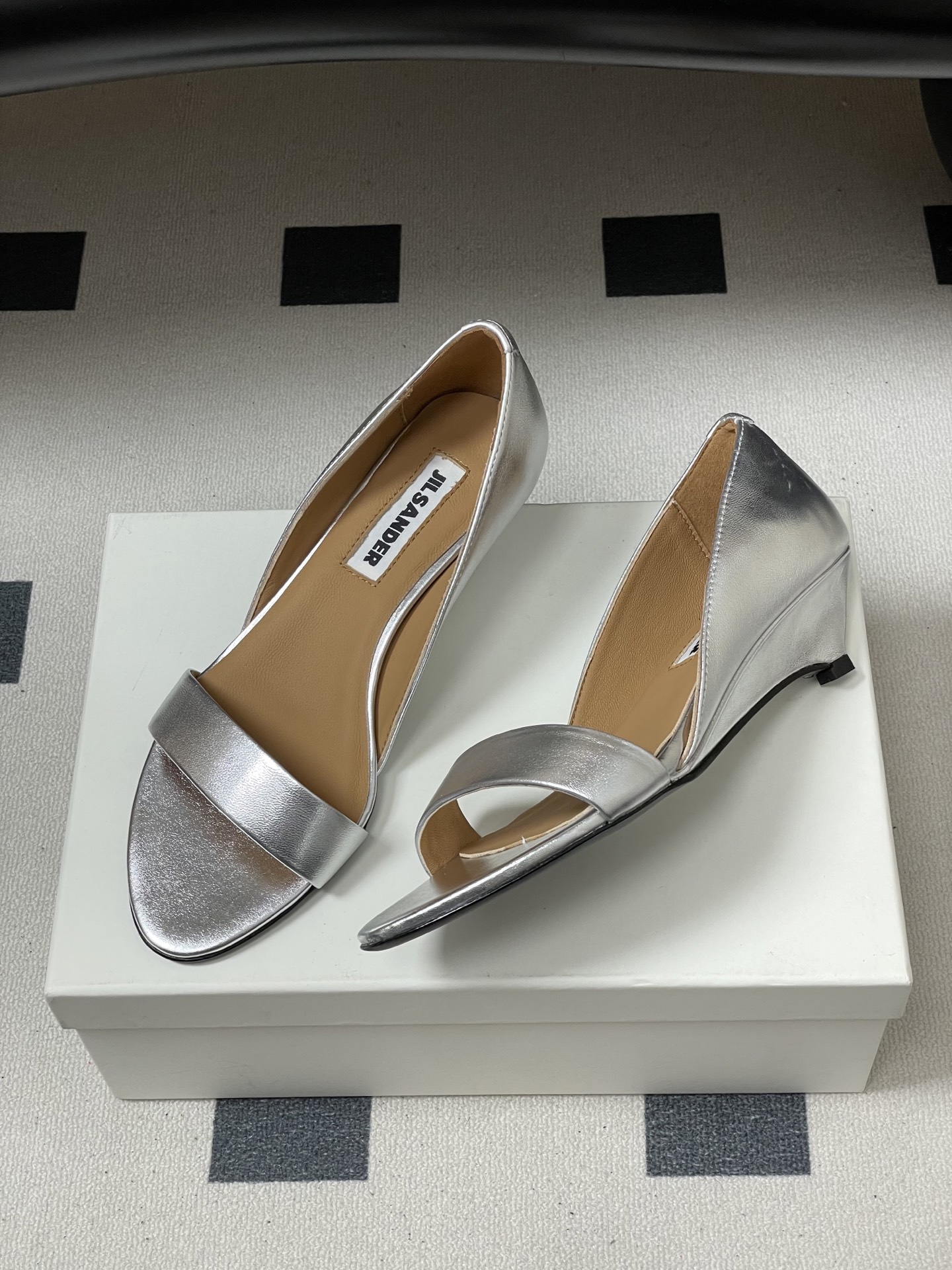 -JIL SANDER 吉尔桑达 26Fw春夏新款复古风小坡跟一字带露趾凉鞋极简一字带凉鞋｜清冷文艺的行