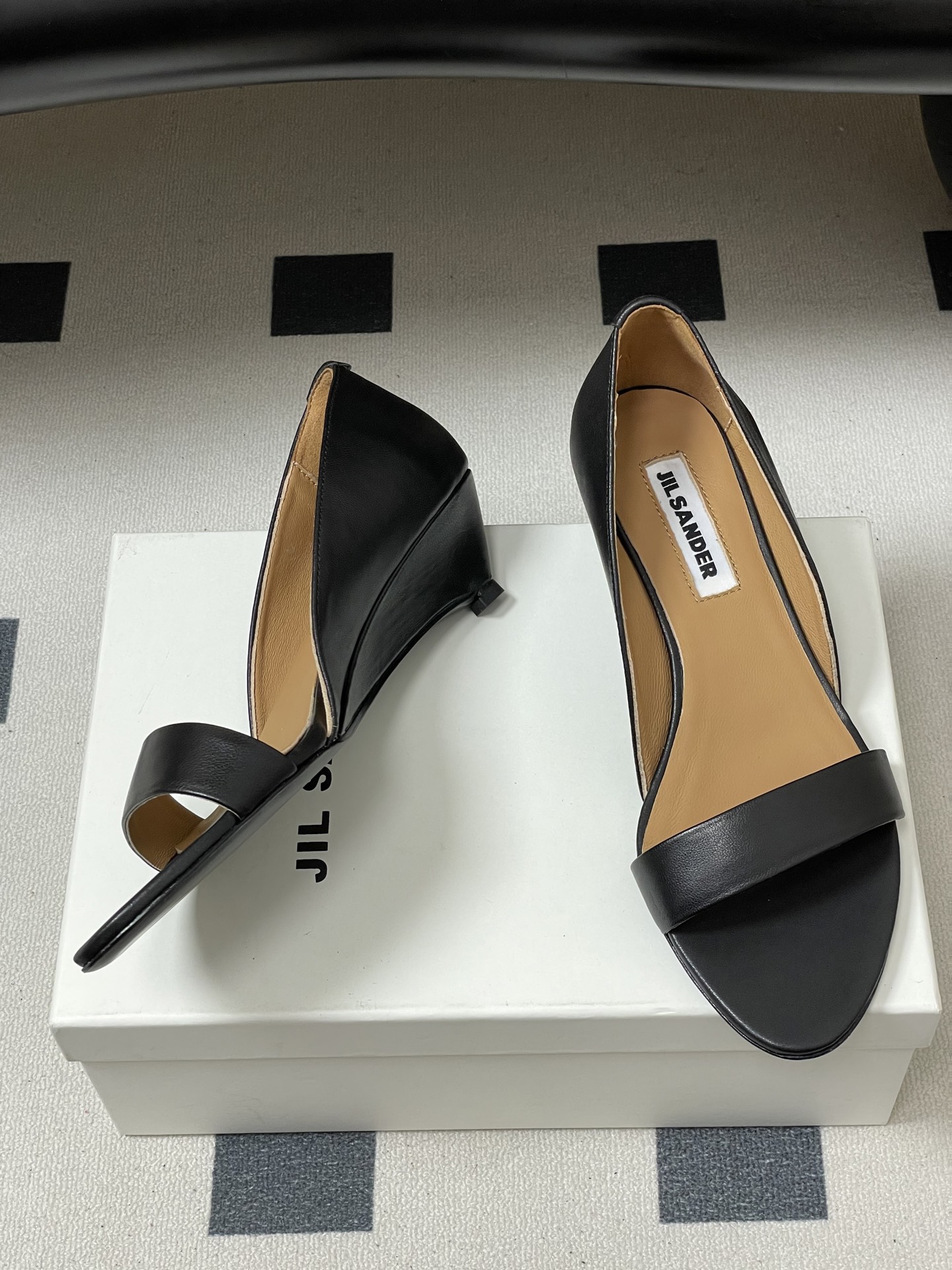 -JIL SANDER 吉尔桑达 26Fw春夏新款复古风小坡跟一字带露趾凉鞋极简一字带凉鞋｜清冷文艺的行