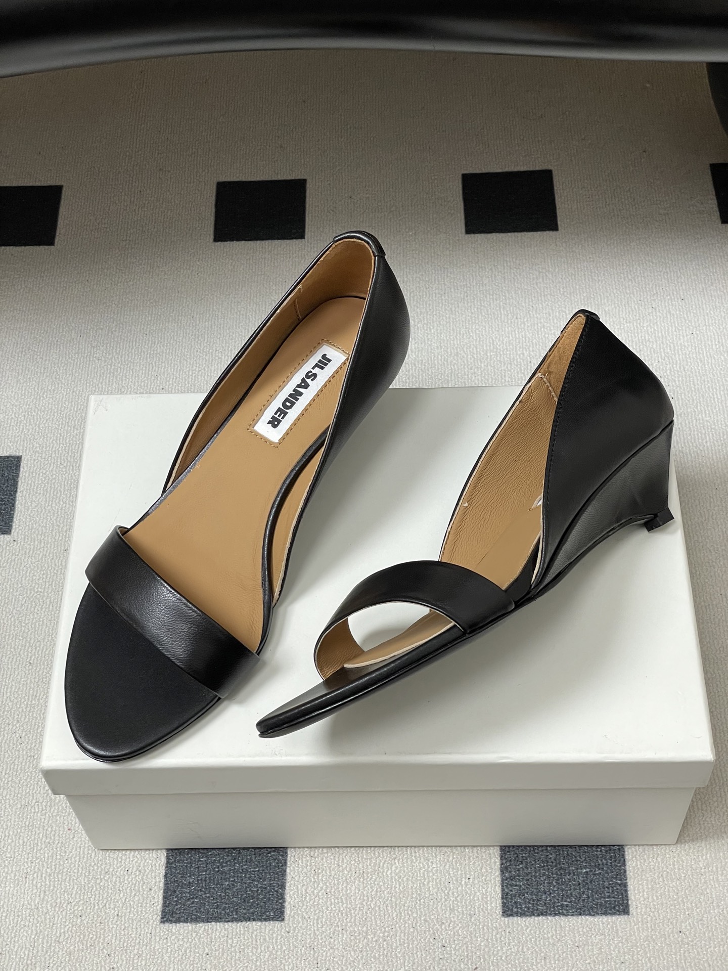 -JIL SANDER 吉尔桑达 26Fw春夏新款复古风小坡跟一字带露趾凉鞋极简一字带凉鞋｜清冷文艺的行