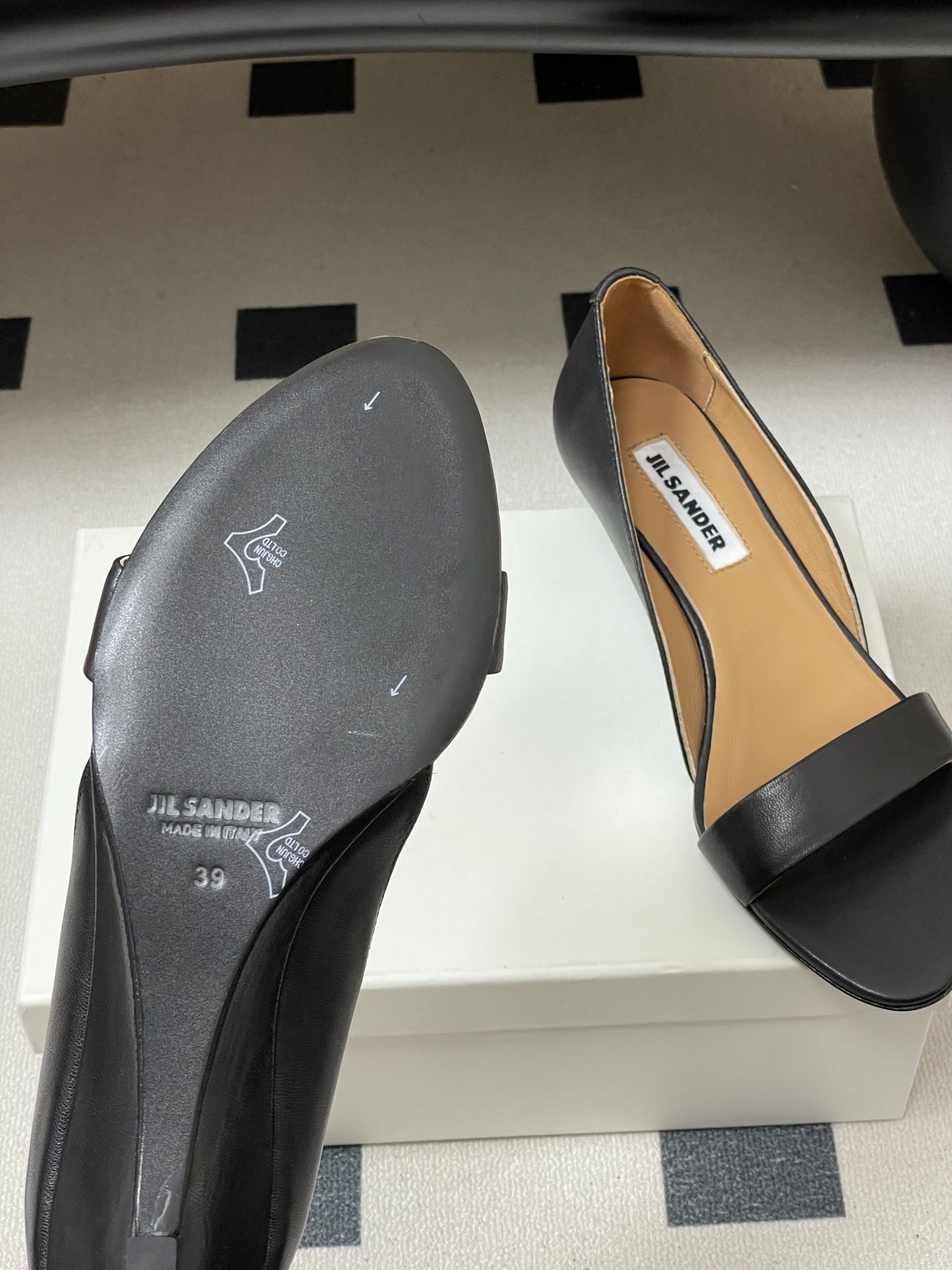 -JIL SANDER 吉尔桑达 26Fw春夏新款复古风小坡跟一字带露趾凉鞋极简一字带凉鞋｜清冷文艺的行