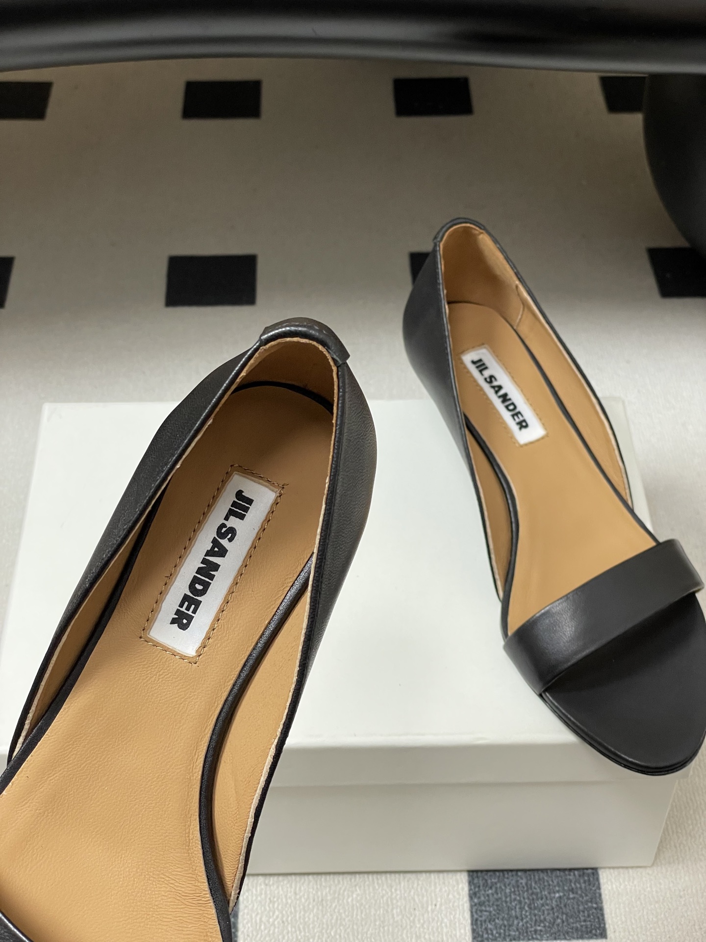 -JIL SANDER 吉尔桑达 26Fw春夏新款复古风小坡跟一字带露趾凉鞋极简一字带凉鞋｜清冷文艺的行