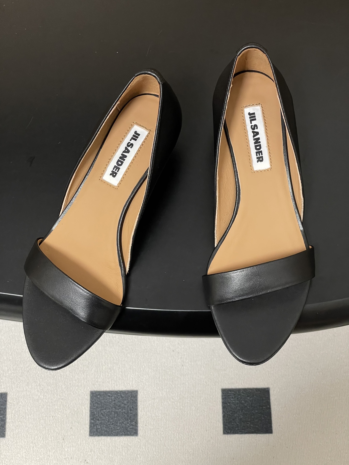 -JIL SANDER 吉尔桑达 26Fw春夏新款复古风小坡跟一字带露趾凉鞋极简一字带凉鞋｜清冷文艺的行