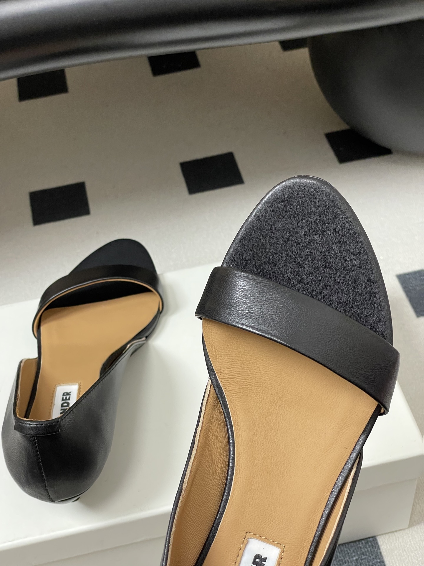 -JIL SANDER 吉尔桑达 26Fw春夏新款复古风小坡跟一字带露趾凉鞋极简一字带凉鞋｜清冷文艺的行