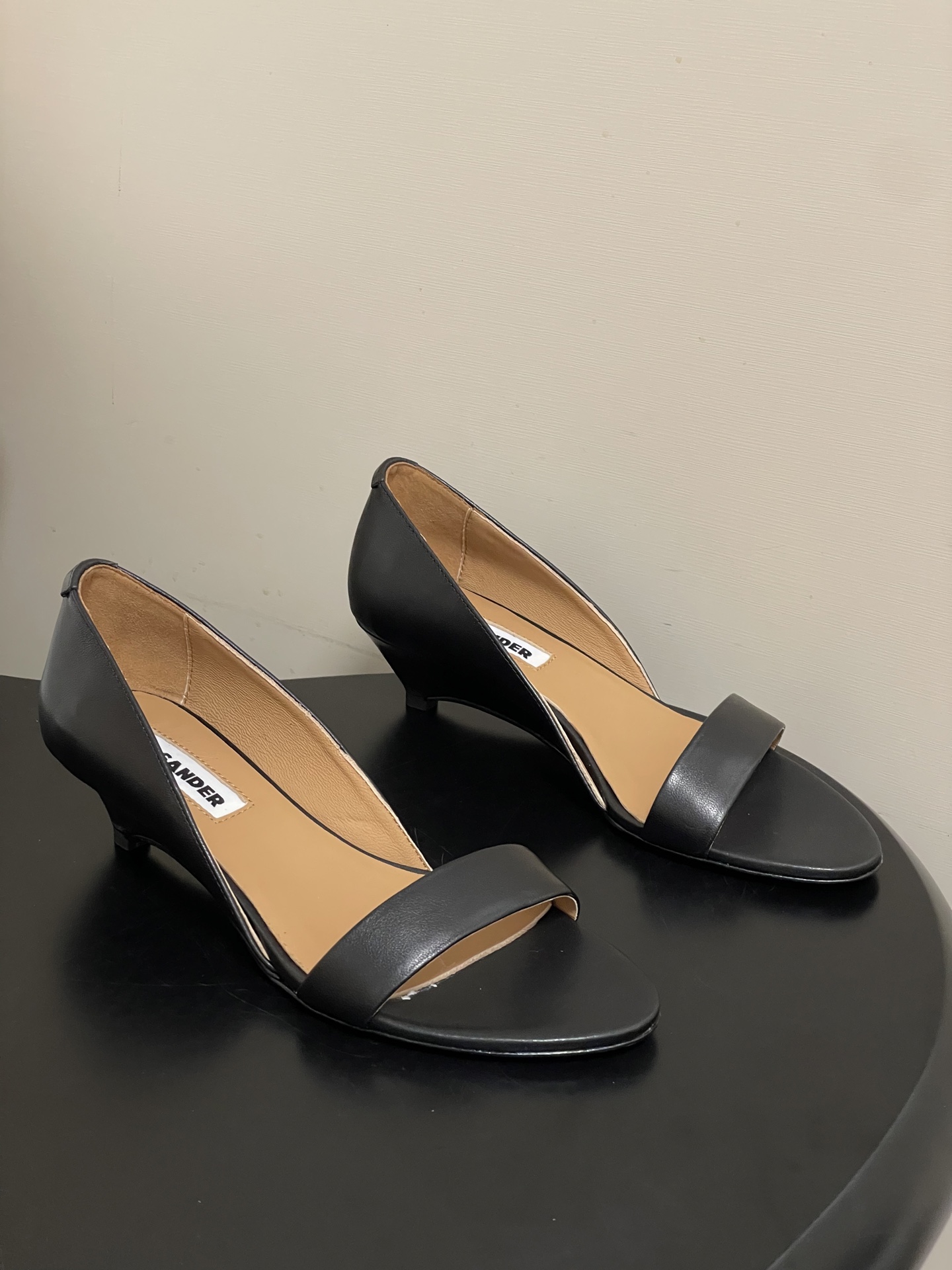 -JIL SANDER 吉尔桑达 26Fw春夏新款复古风小坡跟一字带露趾凉鞋极简一字带凉鞋｜清冷文艺的行