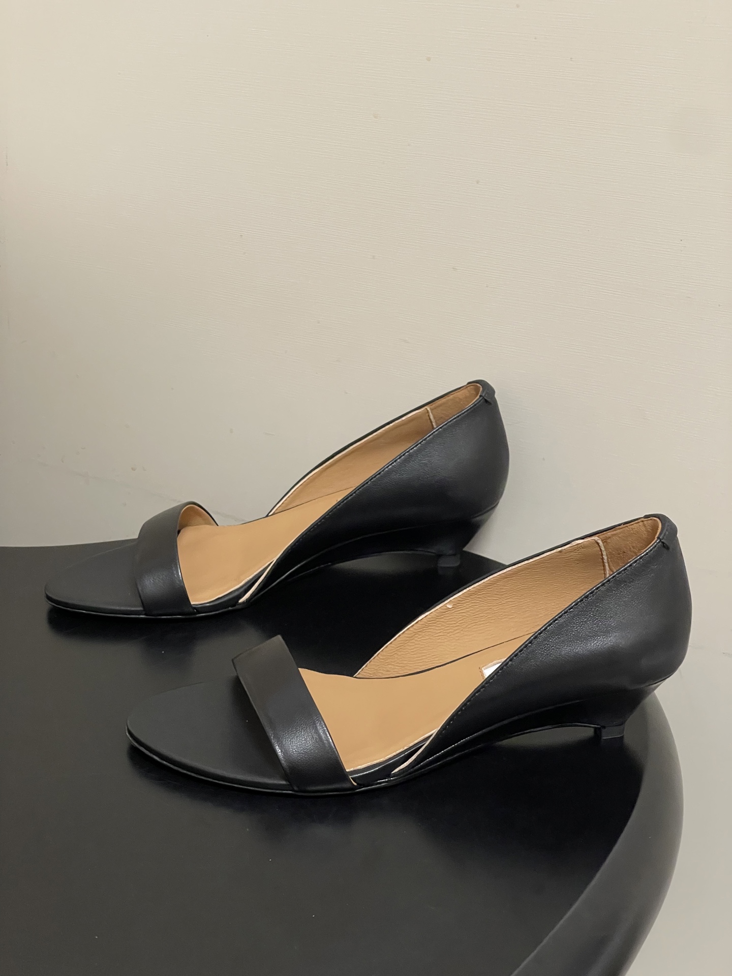 -JIL SANDER 吉尔桑达 26Fw春夏新款复古风小坡跟一字带露趾凉鞋极简一字带凉鞋｜清冷文艺的行