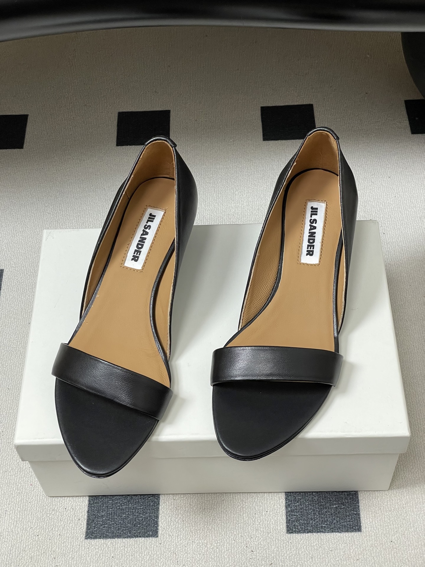 -JIL SANDER 吉尔桑达 26Fw春夏新款复古风小坡跟一字带露趾凉鞋极简一字带凉鞋｜清冷文艺的行