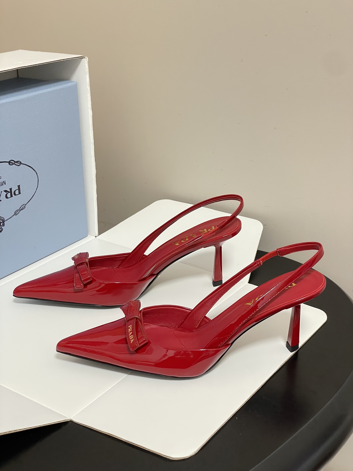 -顶级品质（配高档飞机盒✈️）2026春夏新款Prada普拉达 蝴蝶结尖头细高跟后空凉鞋小猫跟凉鞋绝美尖