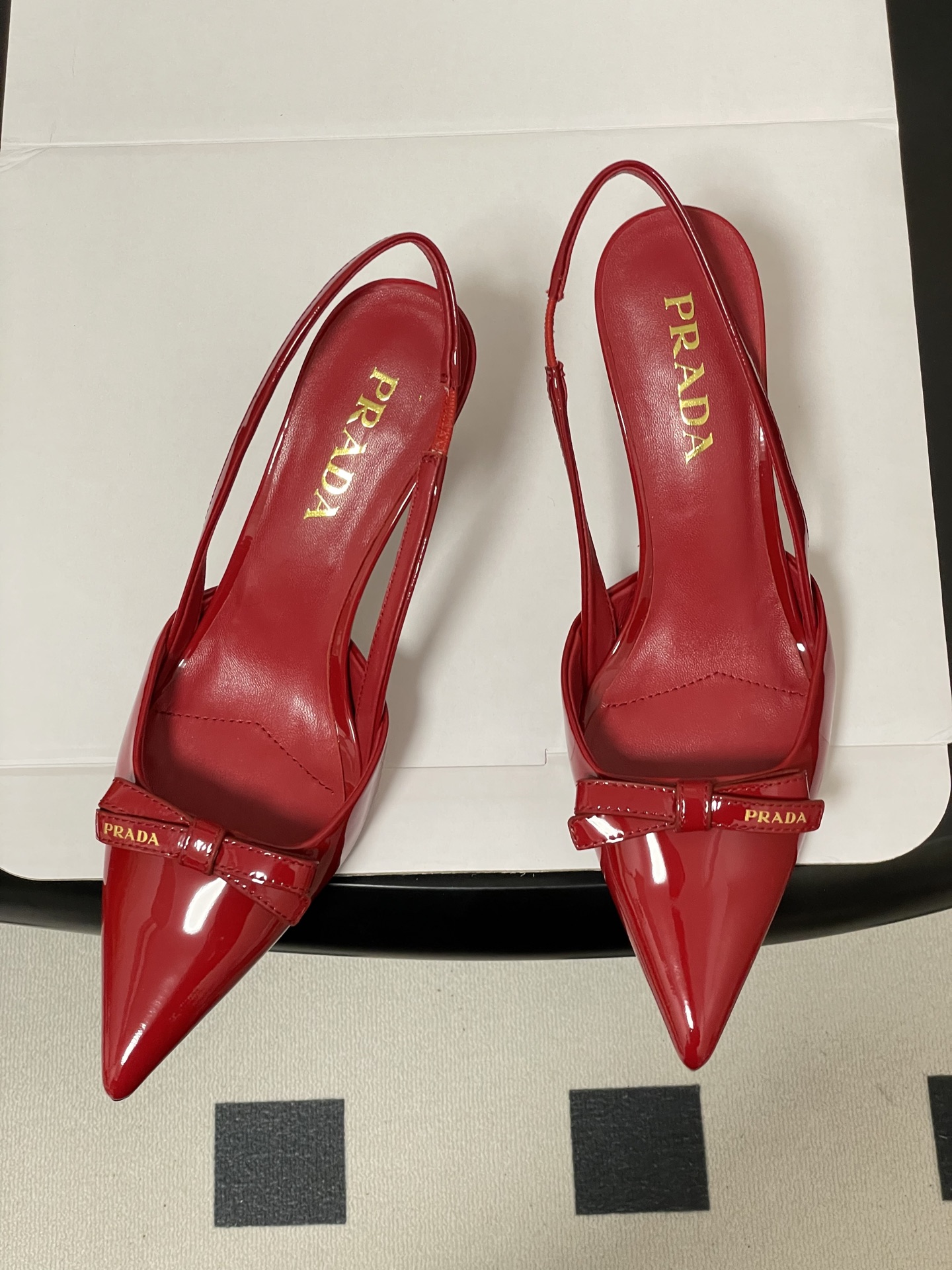 -顶级品质（配高档飞机盒✈️）2026春夏新款Prada普拉达 蝴蝶结尖头细高跟后空凉鞋小猫跟凉鞋绝美尖