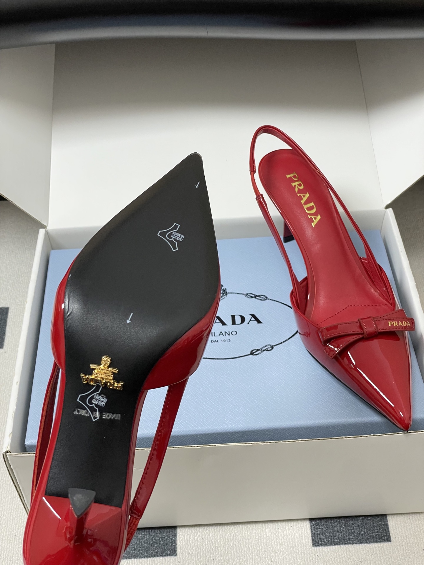 -顶级品质（配高档飞机盒✈️）2026春夏新款Prada普拉达 蝴蝶结尖头细高跟后空凉鞋小猫跟凉鞋绝美尖