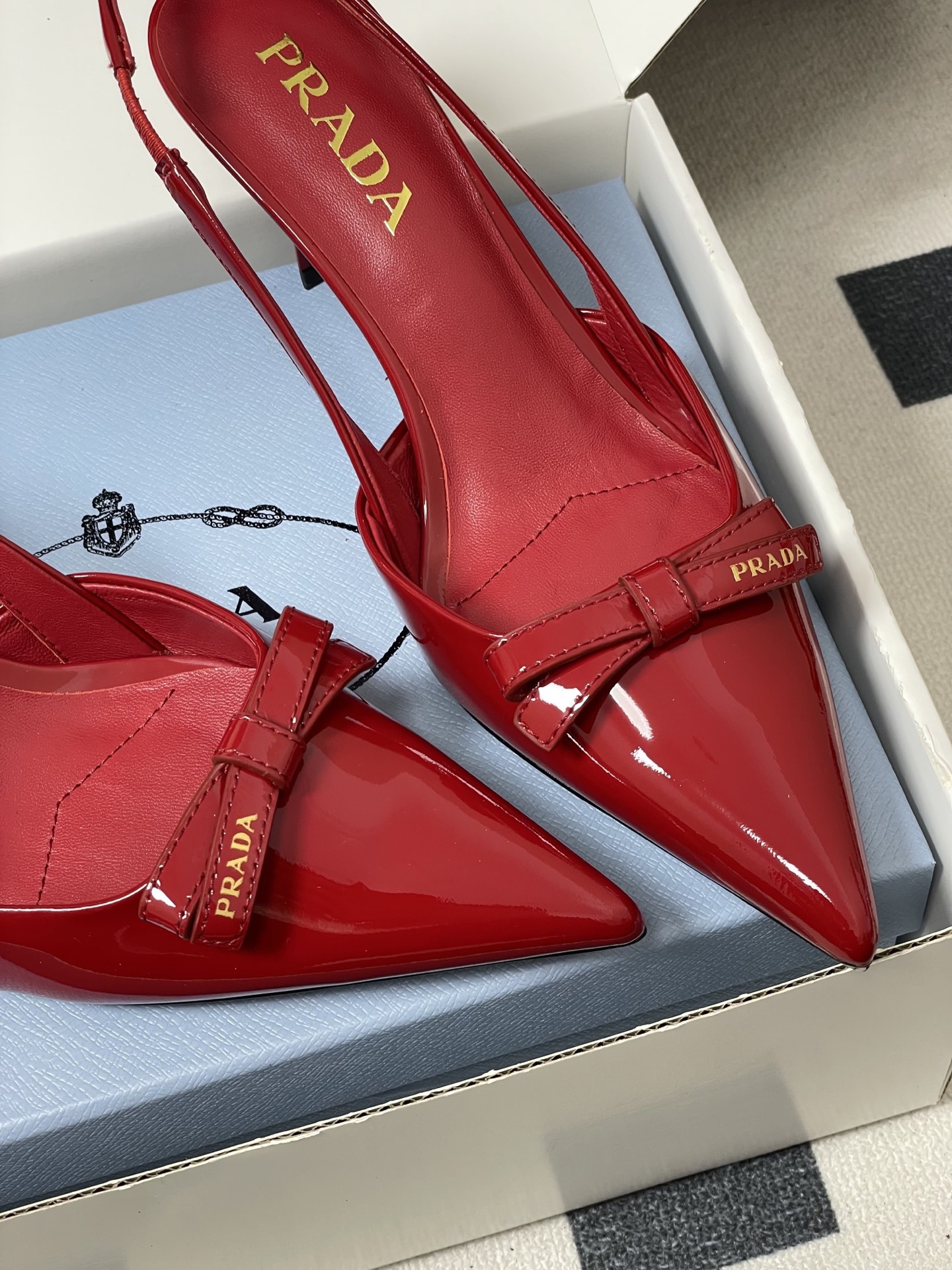 -顶级品质（配高档飞机盒✈️）2026春夏新款Prada普拉达 蝴蝶结尖头细高跟后空凉鞋小猫跟凉鞋绝美尖