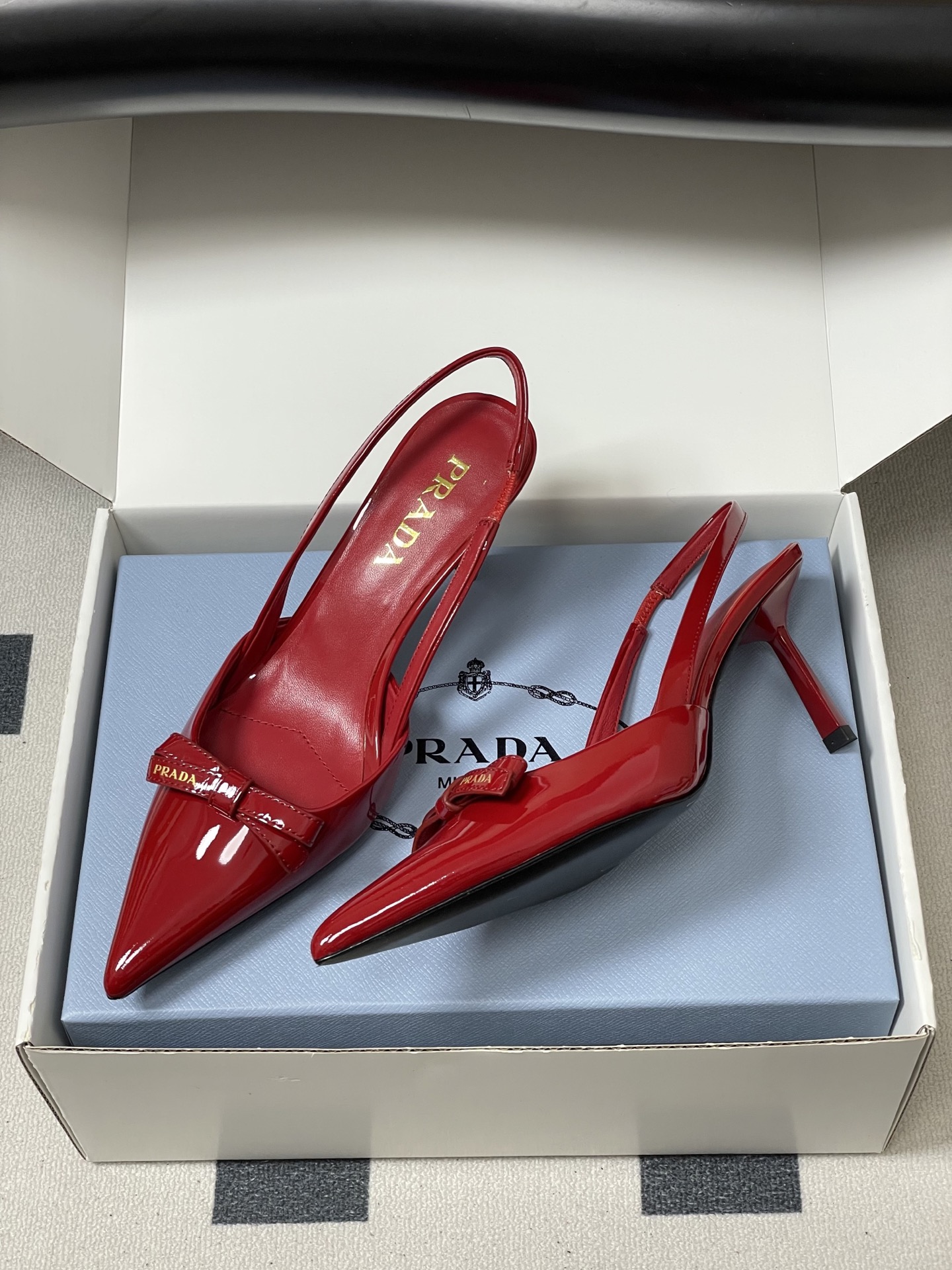 -顶级品质（配高档飞机盒✈️）2026春夏新款Prada普拉达 蝴蝶结尖头细高跟后空凉鞋小猫跟凉鞋绝美尖