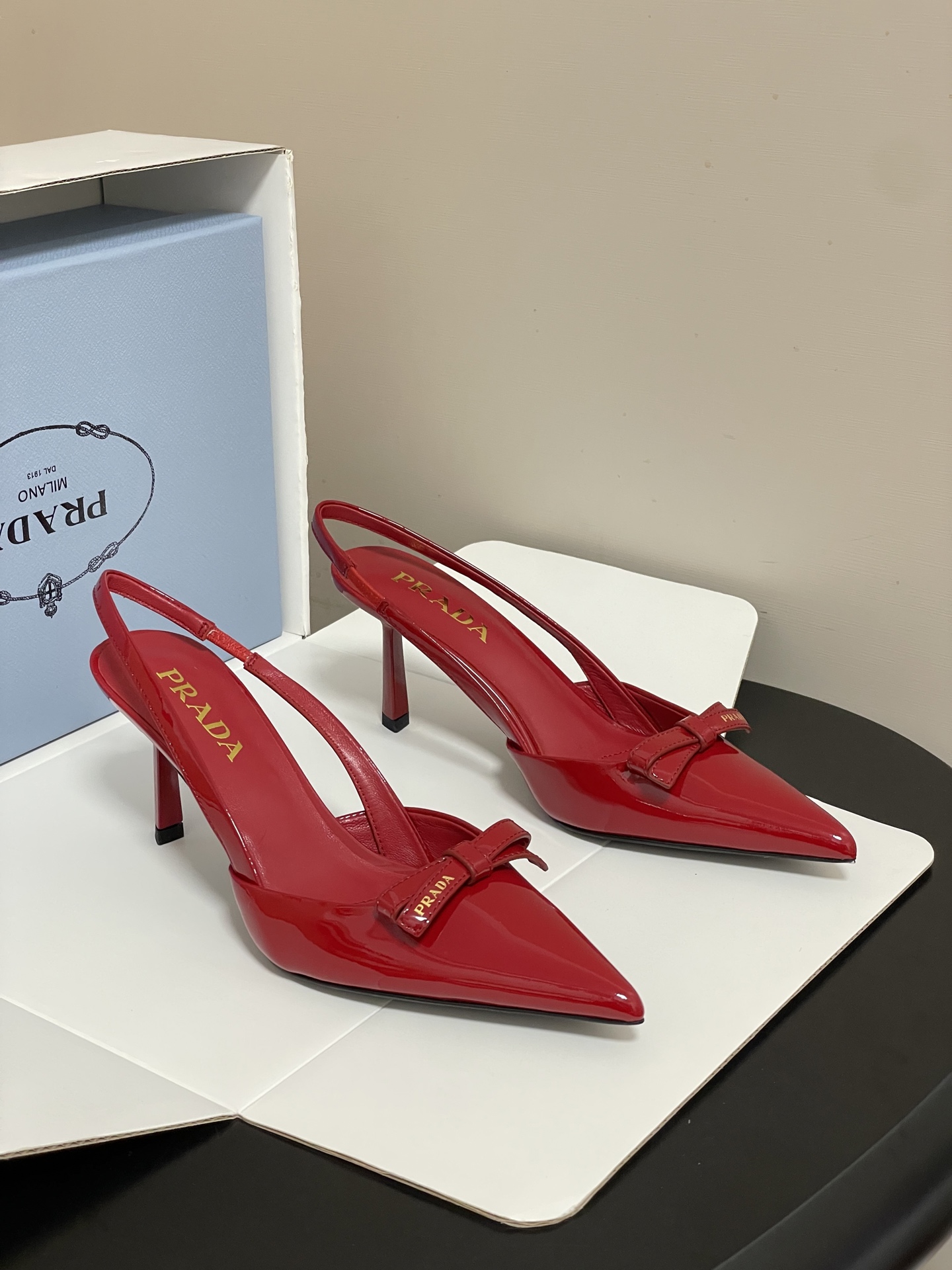 -顶级品质（配高档飞机盒✈️）2026春夏新款Prada普拉达 蝴蝶结尖头细高跟后空凉鞋小猫跟凉鞋绝美尖