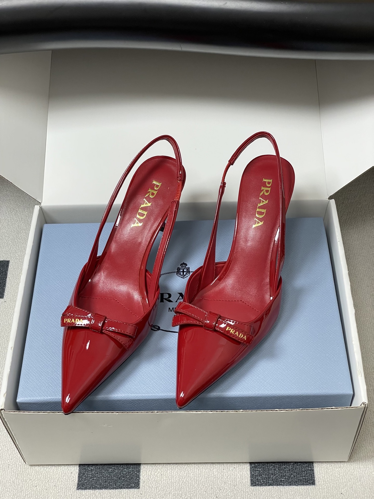 -顶级品质（配高档飞机盒✈️）2026春夏新款Prada普拉达 蝴蝶结尖头细高跟后空凉鞋小猫跟凉鞋绝美尖