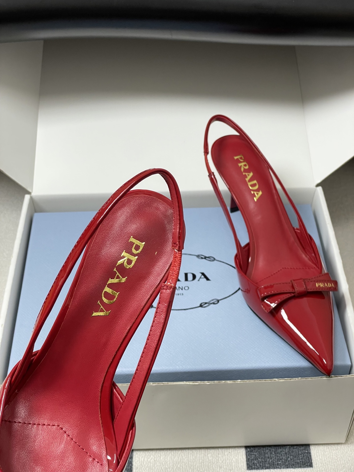 -顶级品质（配高档飞机盒✈️）2026春夏新款Prada普拉达 蝴蝶结尖头细高跟后空凉鞋小猫跟凉鞋绝美尖