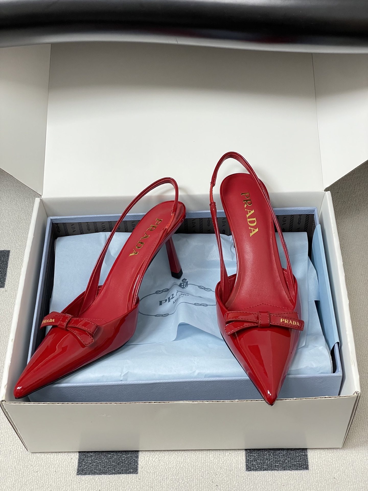 -顶级品质（配高档飞机盒✈️）2026春夏新款Prada普拉达 蝴蝶结尖头细高跟后空凉鞋小猫跟凉鞋绝美尖