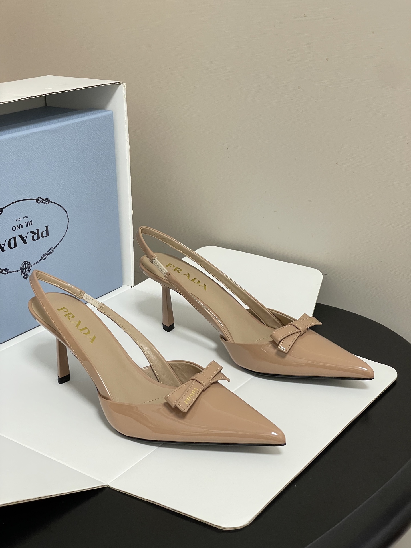 -顶级品质（配高档飞机盒✈️）2026春夏新款Prada普拉达 蝴蝶结尖头细高跟后空凉鞋小猫跟凉鞋绝美尖