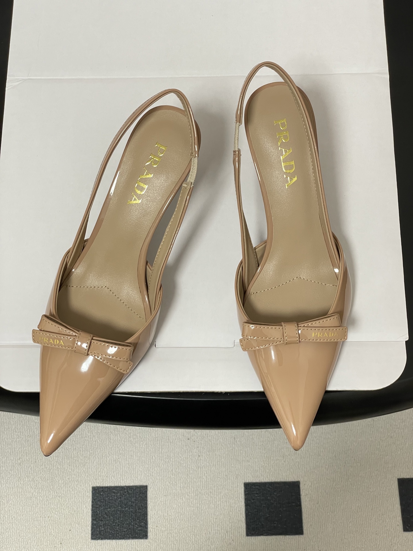 -顶级品质（配高档飞机盒✈️）2026春夏新款Prada普拉达 蝴蝶结尖头细高跟后空凉鞋小猫跟凉鞋绝美尖