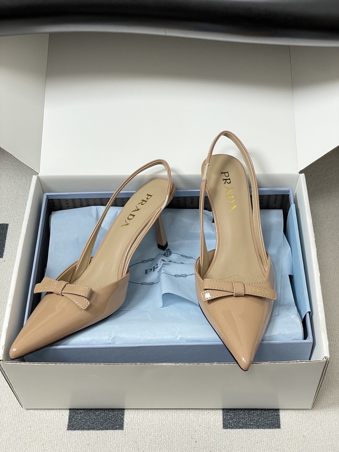 -顶级品质（配高档飞机盒✈️）2026春夏新款Prada普拉达 蝴蝶结尖头细高跟后空凉鞋小猫跟凉鞋绝美尖