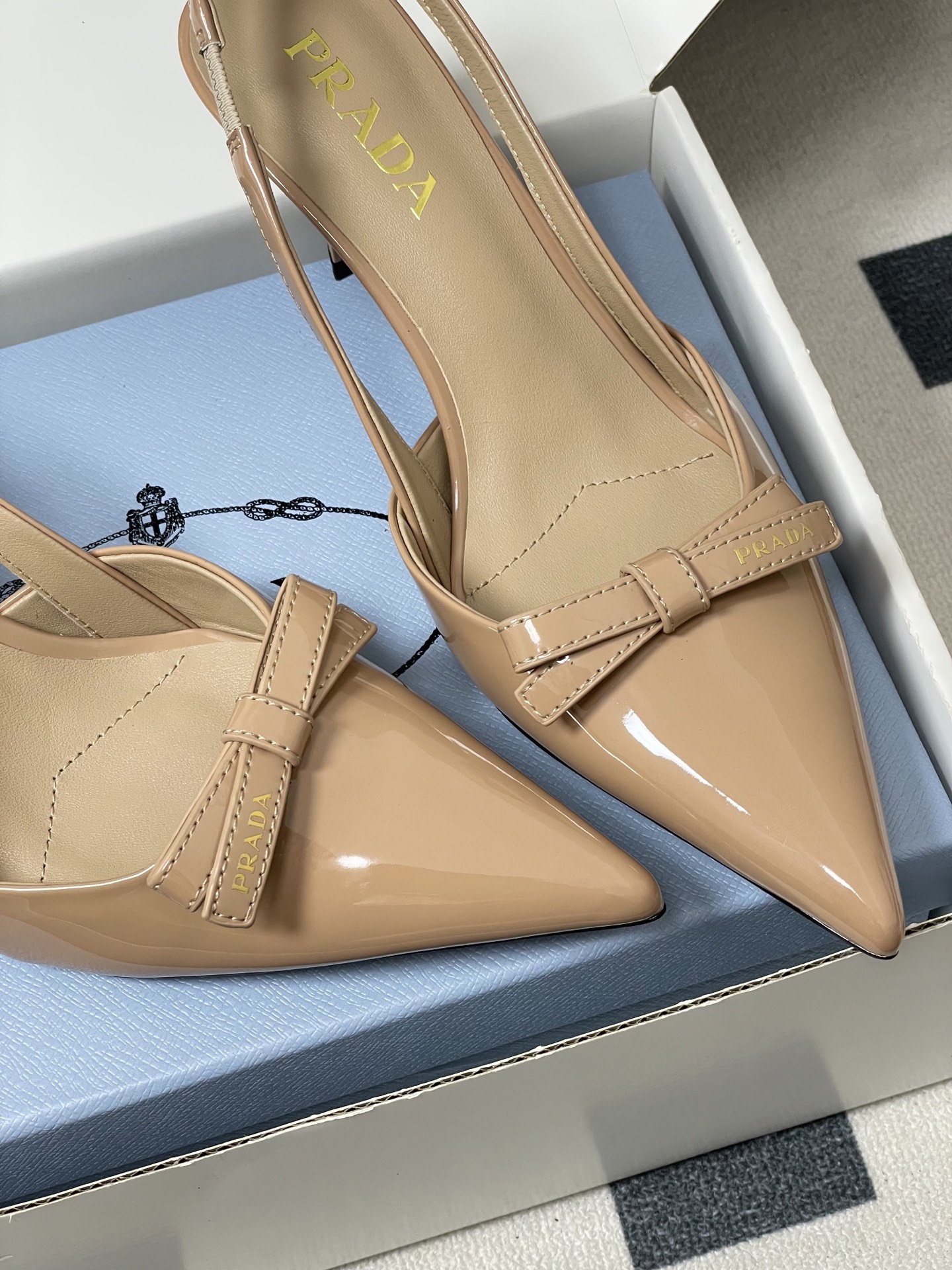 -顶级品质（配高档飞机盒✈️）2026春夏新款Prada普拉达 蝴蝶结尖头细高跟后空凉鞋小猫跟凉鞋绝美尖