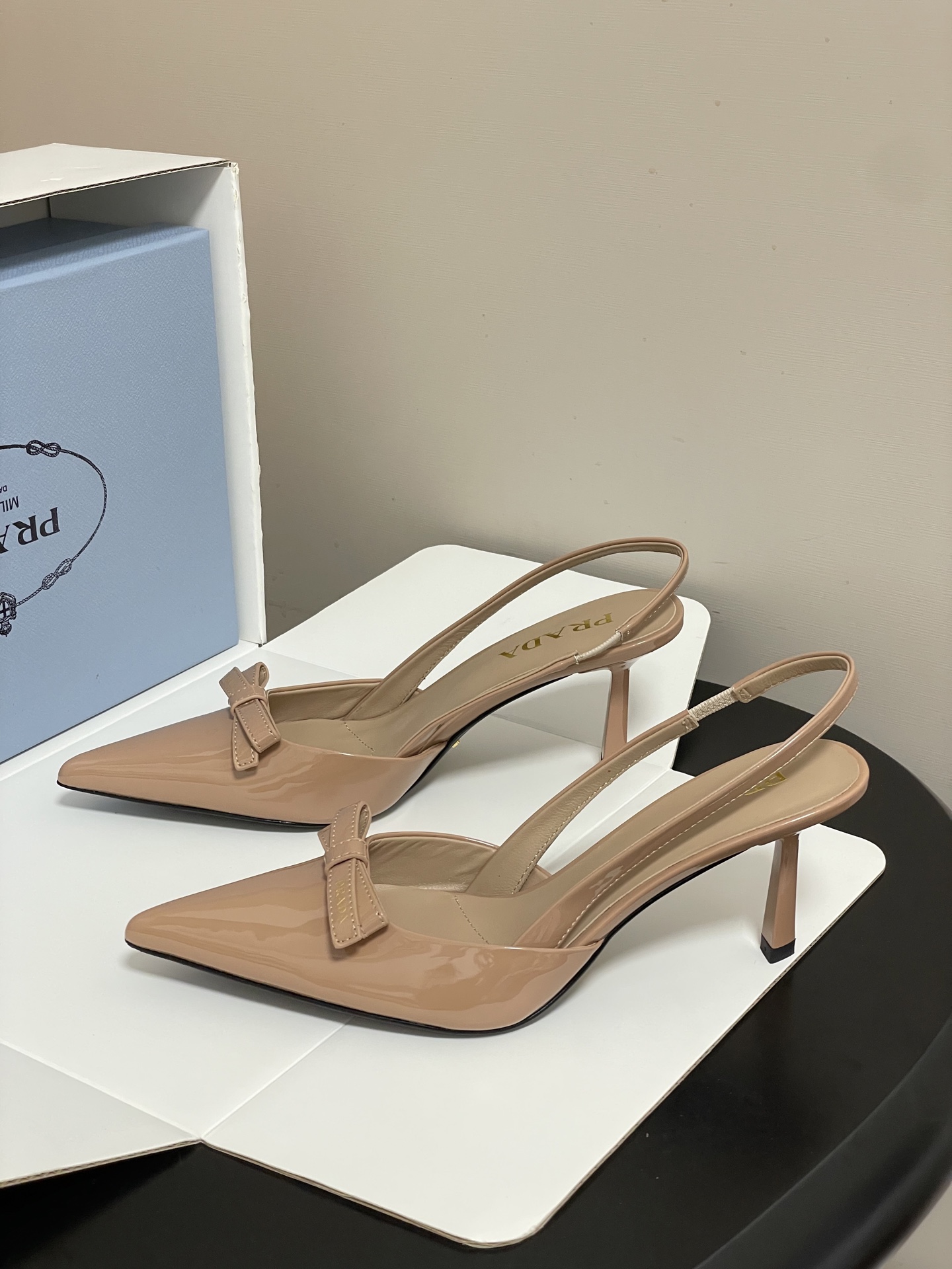 -顶级品质（配高档飞机盒✈️）2026春夏新款Prada普拉达 蝴蝶结尖头细高跟后空凉鞋小猫跟凉鞋绝美尖