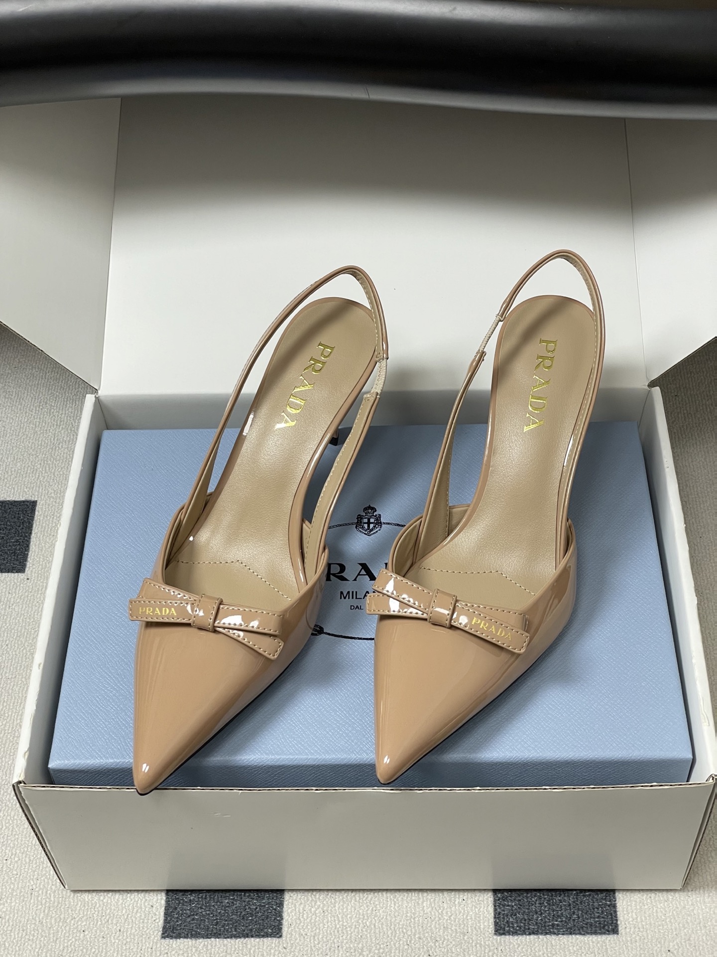 -顶级品质（配高档飞机盒✈️）2026春夏新款Prada普拉达 蝴蝶结尖头细高跟后空凉鞋小猫跟凉鞋绝美尖