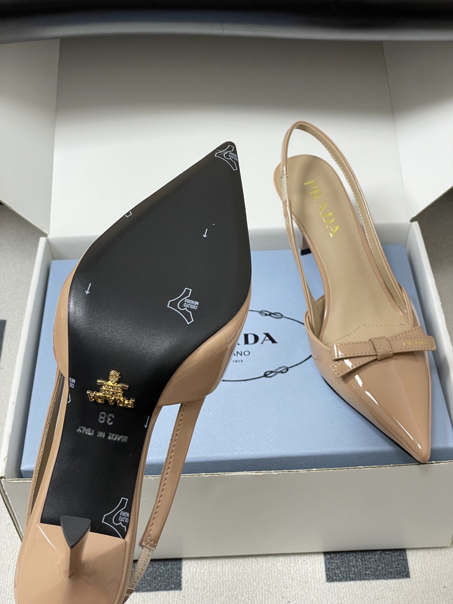 -顶级品质（配高档飞机盒✈️）2026春夏新款Prada普拉达 蝴蝶结尖头细高跟后空凉鞋小猫跟凉鞋绝美尖