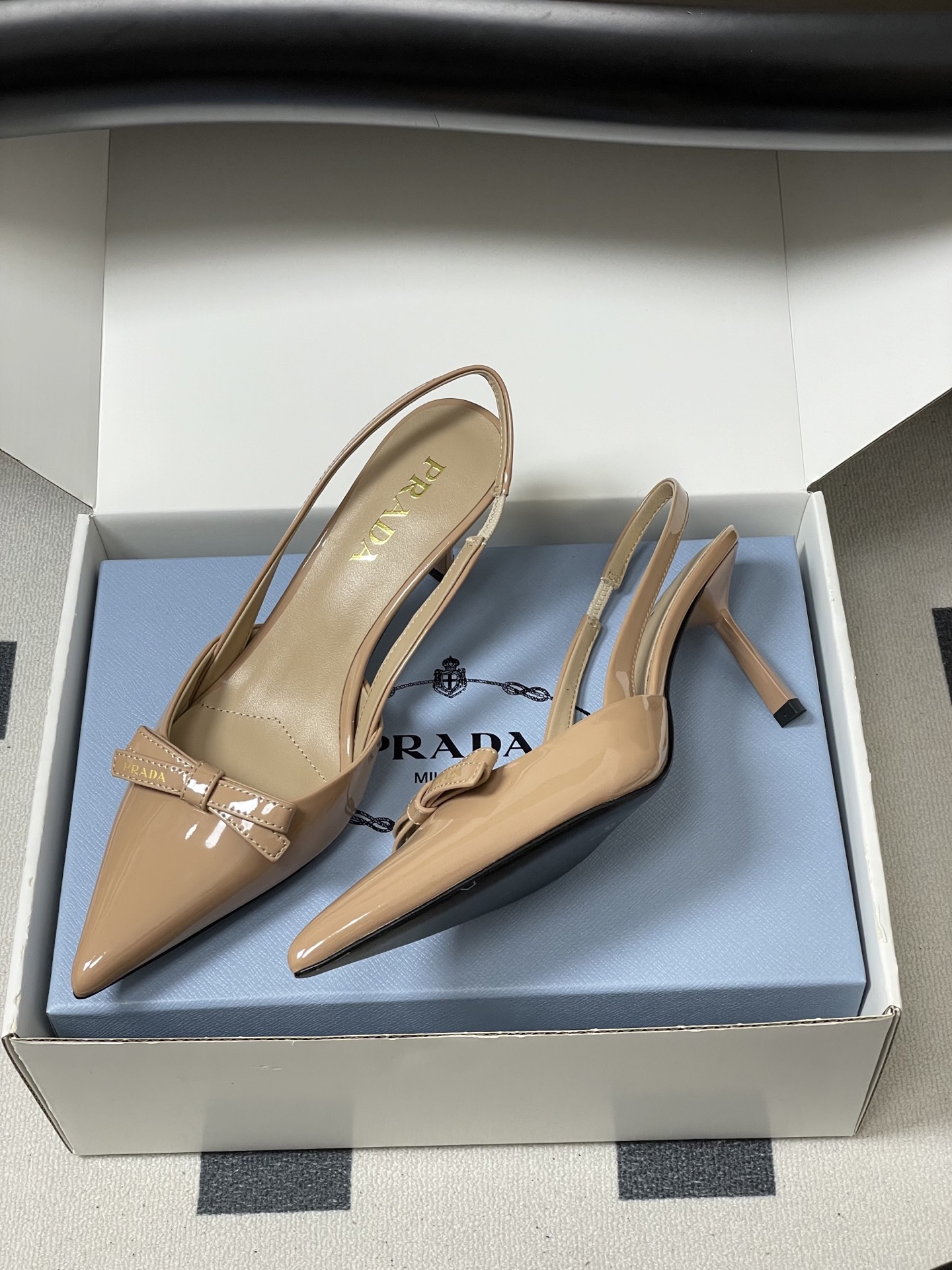-顶级品质（配高档飞机盒✈️）2026春夏新款Prada普拉达 蝴蝶结尖头细高跟后空凉鞋小猫跟凉鞋绝美尖