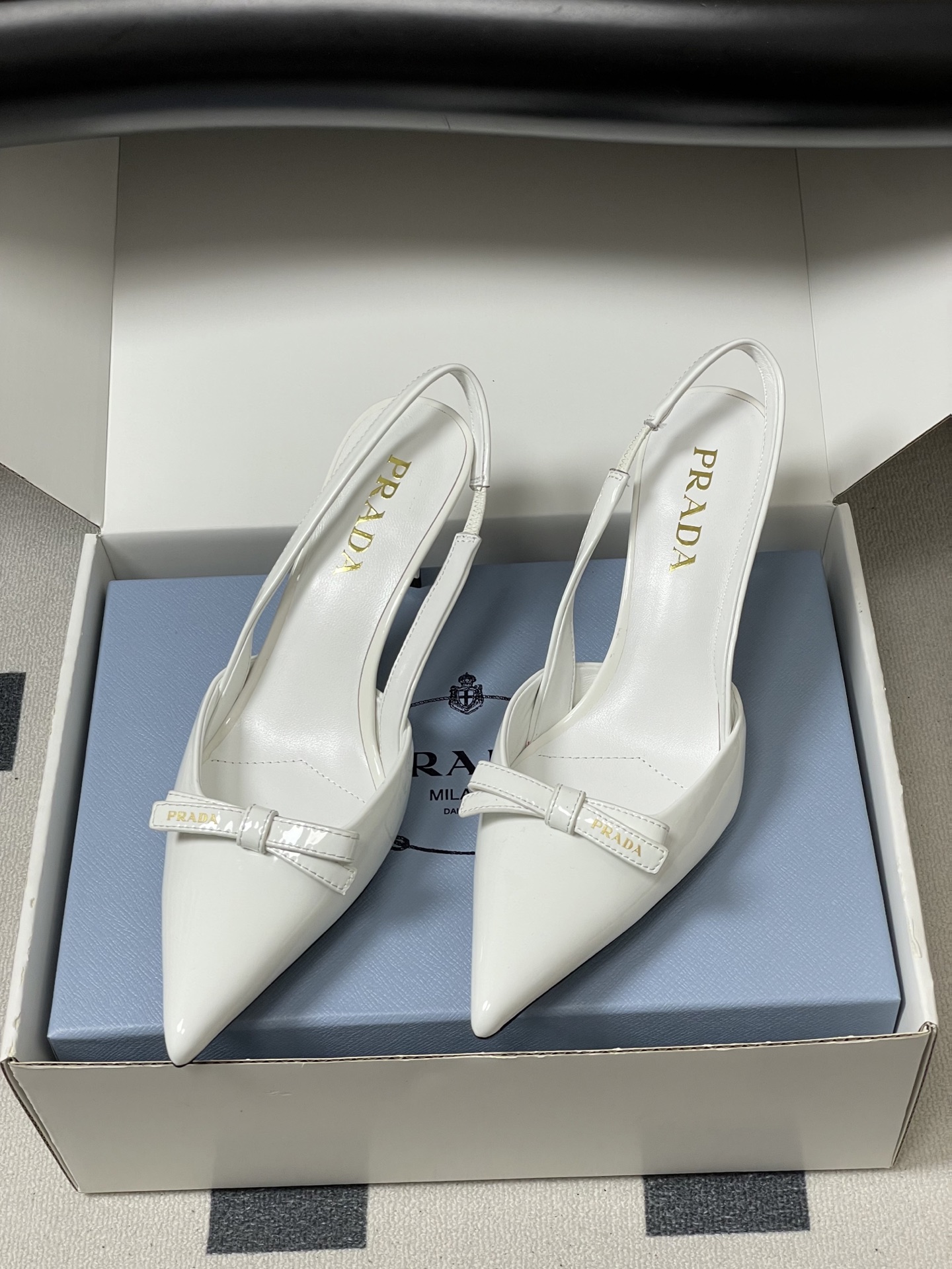 -顶级品质（配高档飞机盒✈️）2026春夏新款Prada普拉达 蝴蝶结尖头细高跟后空凉鞋小猫跟凉鞋绝美尖